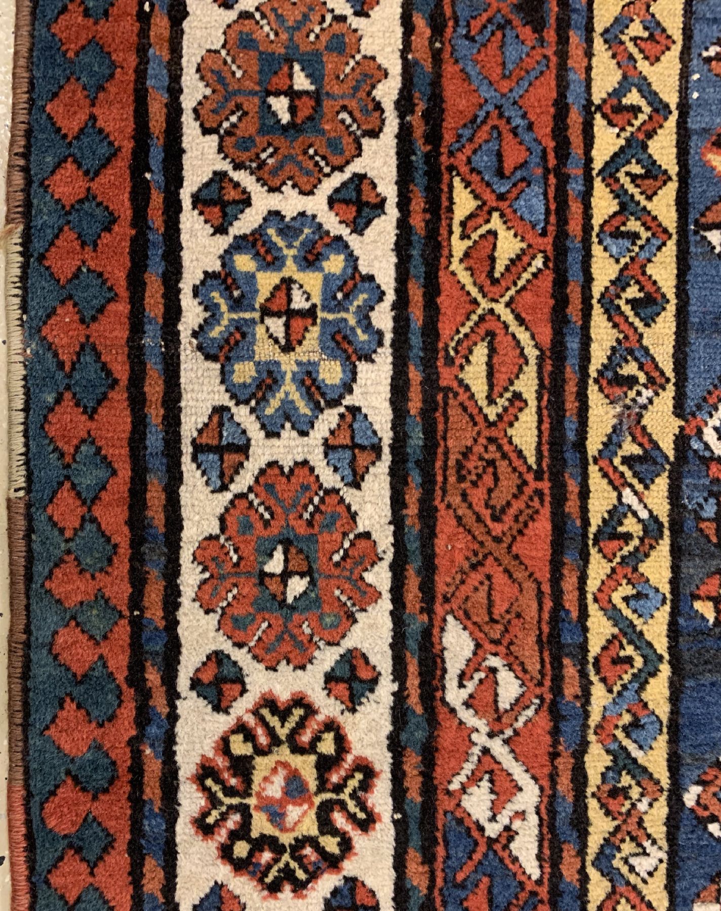 Detail b: Antiker Gandje(Boteh Muster), Kaukasus, 19 Jhd, Wolle geknüpft auf Wolle, 255 x 106 cm, EHZ: 4-5(Alters-und Gebrauchsspuren).