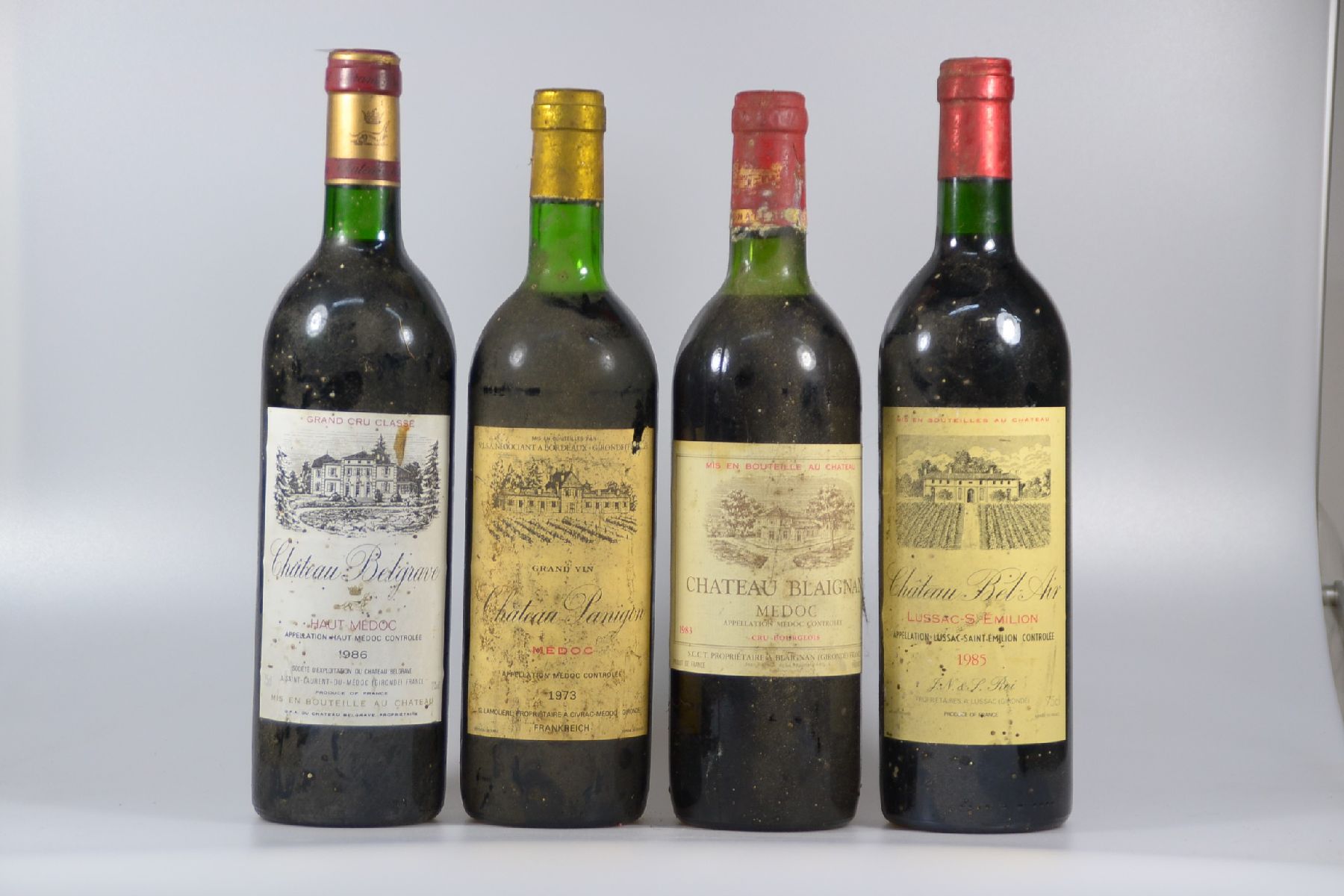 13 Fl. Bordeaux: 10 Fl. 1983 Ch. Blaignan, Medoc; 1986 Ch. Belgrave Haut Medoc und 1973 Ch. Panigon Medoc, mid shoulder bis top shoulder, nicht ...