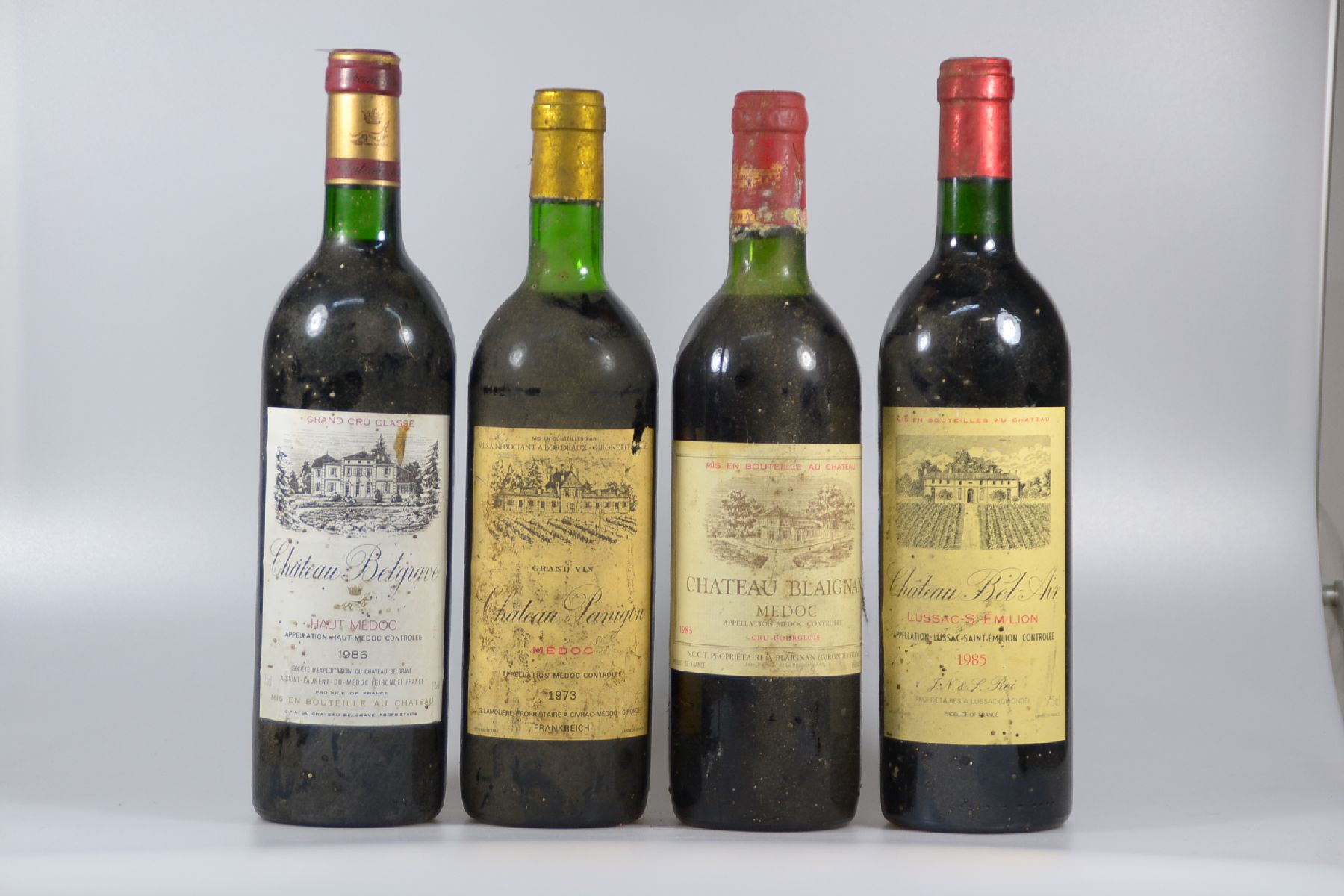 Detail a: 13 Fl. Bordeaux: 10 Fl. 1983 Ch. Blaignan, Medoc; 1986 Ch. Belgrave Haut Medoc und 1973 Ch. Panigon Medoc, mid shoulder bis top shoulder, nicht ...