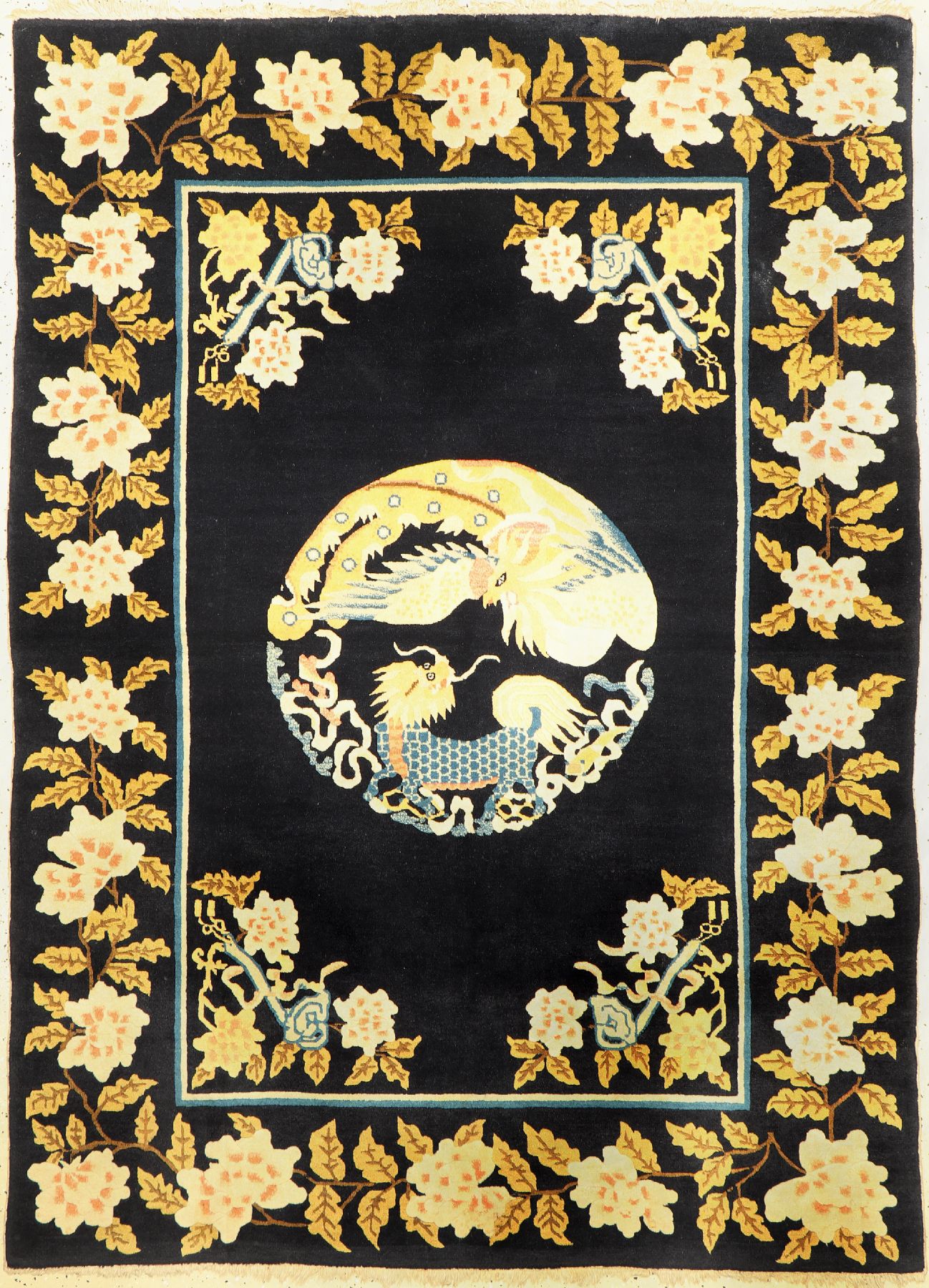 Feiner antiker Peking, Nordostchina, um 1910/1920, Wolle geknüpft auf Baumwolle, königsblaues Feld mit Weinblatt Motiven, Phönixvogel und ...