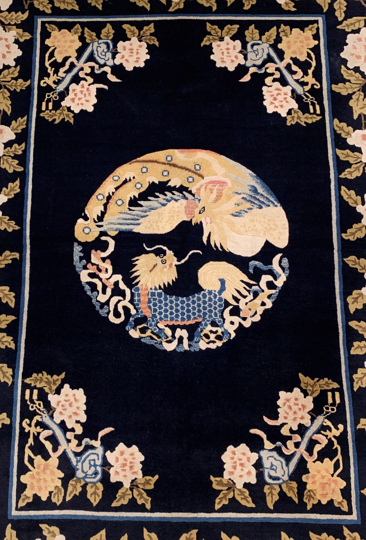 Detail a: Feiner antiker Peking, Nordostchina, um 1910/1920, Wolle geknüpft auf Baumwolle, königsblaues Feld mit Weinblatt Motiven, Phönixvogel und ...