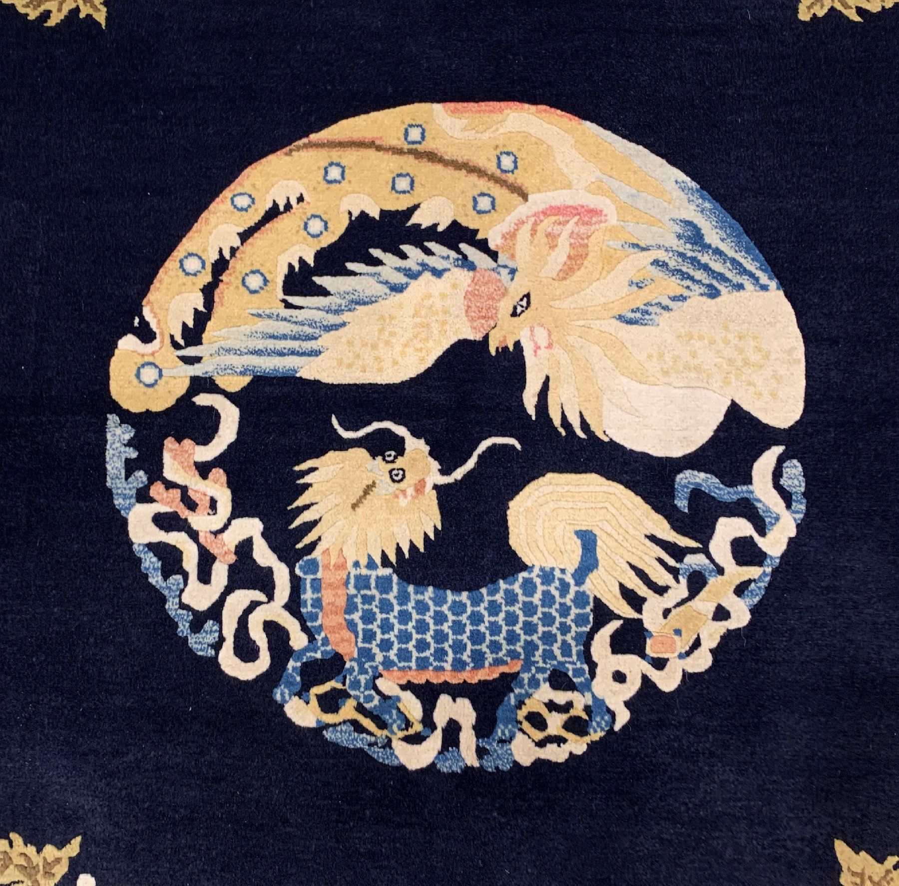 Detail b: Feiner antiker Peking, Nordostchina, um 1910/1920, Wolle geknüpft auf Baumwolle, königsblaues Feld mit Weinblatt Motiven, Phönixvogel und ...