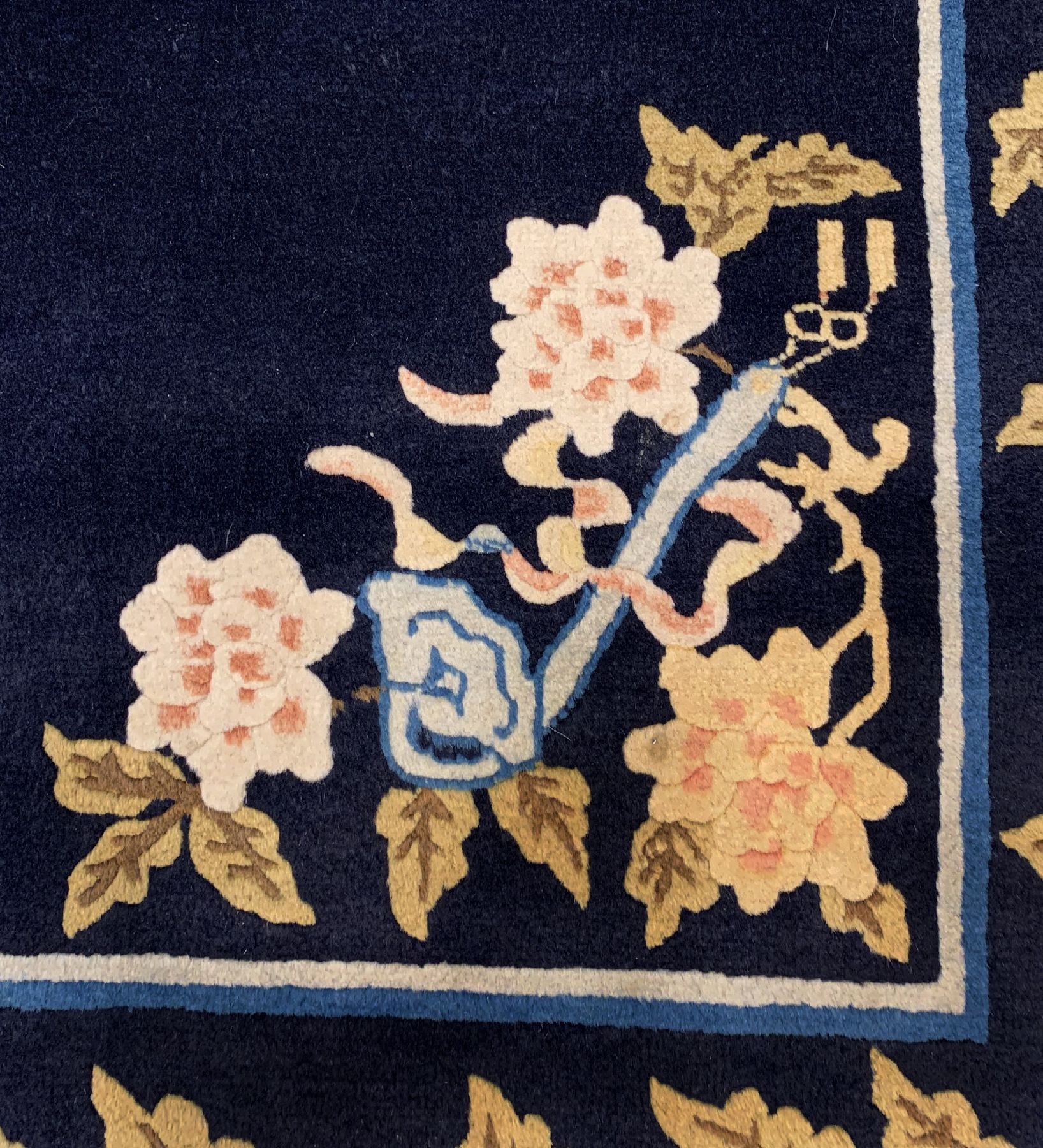 Detail c: Feiner antiker Peking, Nordostchina, um 1910/1920, Wolle geknüpft auf Baumwolle, königsblaues Feld mit Weinblatt Motiven, Phönixvogel und ...