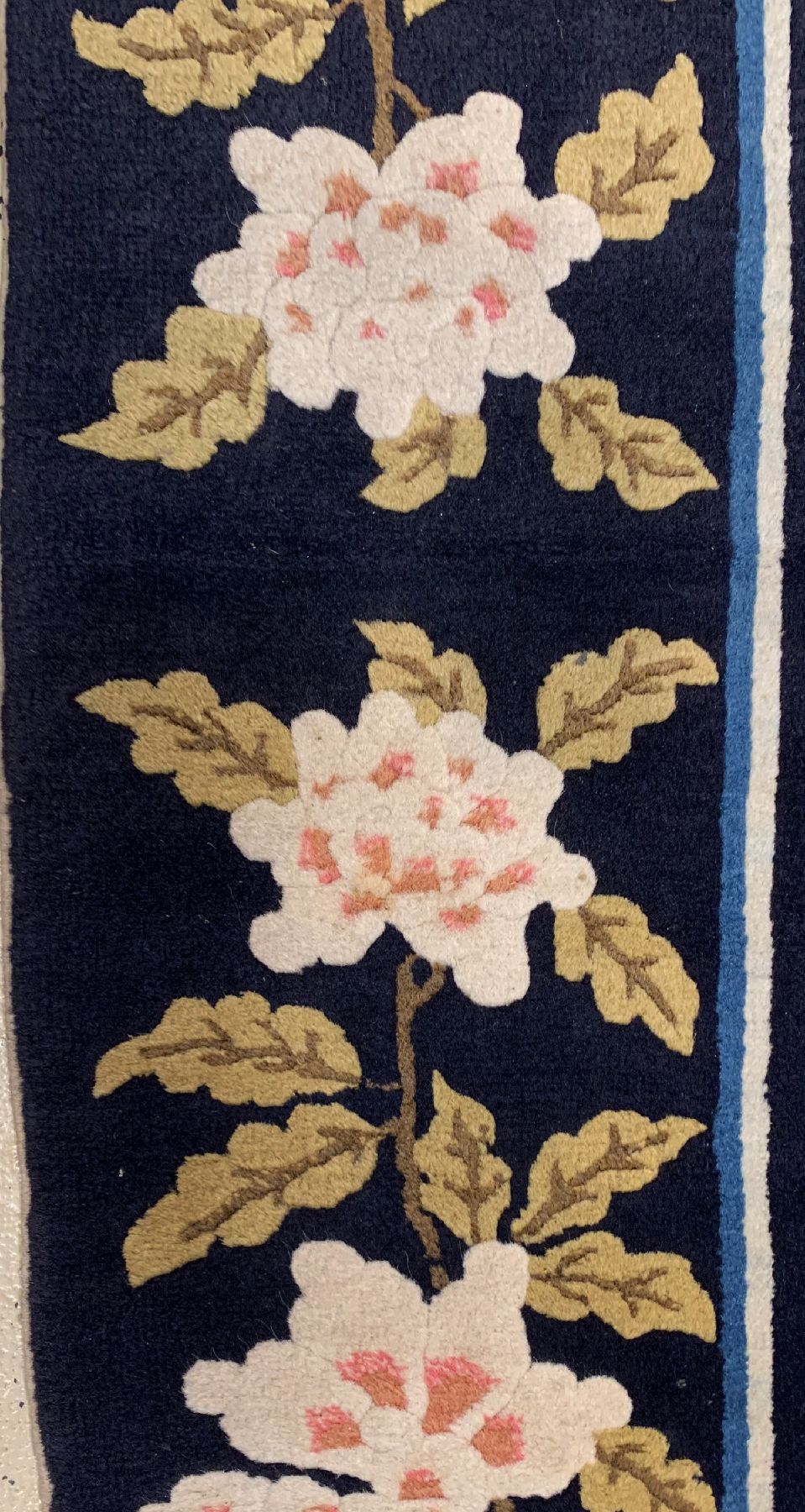 Detail d: Feiner antiker Peking, Nordostchina, um 1910/1920, Wolle geknüpft auf Baumwolle, königsblaues Feld mit Weinblatt Motiven, Phönixvogel und ...