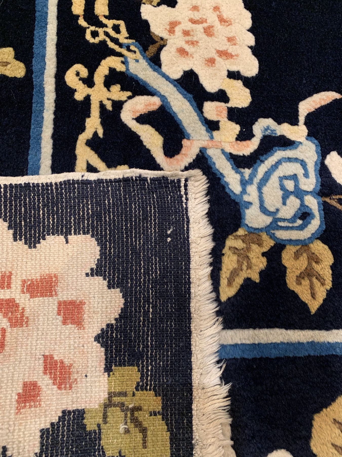 Detail e: Feiner antiker Peking, Nordostchina, um 1910/1920, Wolle geknüpft auf Baumwolle, königsblaues Feld mit Weinblatt Motiven, Phönixvogel und ...