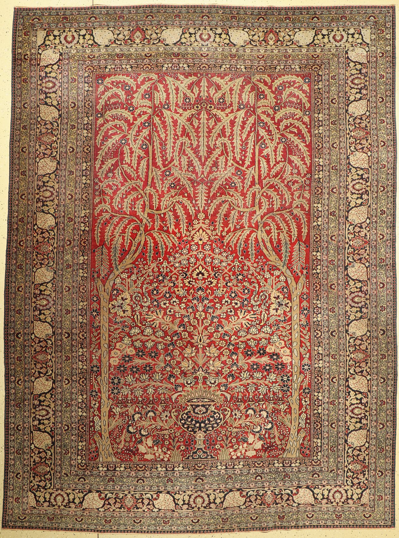 Antiker Khorasan, Ostpersien, um 1910/1920, Wolle geknüpft auf Baumwolle,Palmen und Vase auf granatrote Feld, ca, 342 x 252 cm, EHZ:3 (guter ...