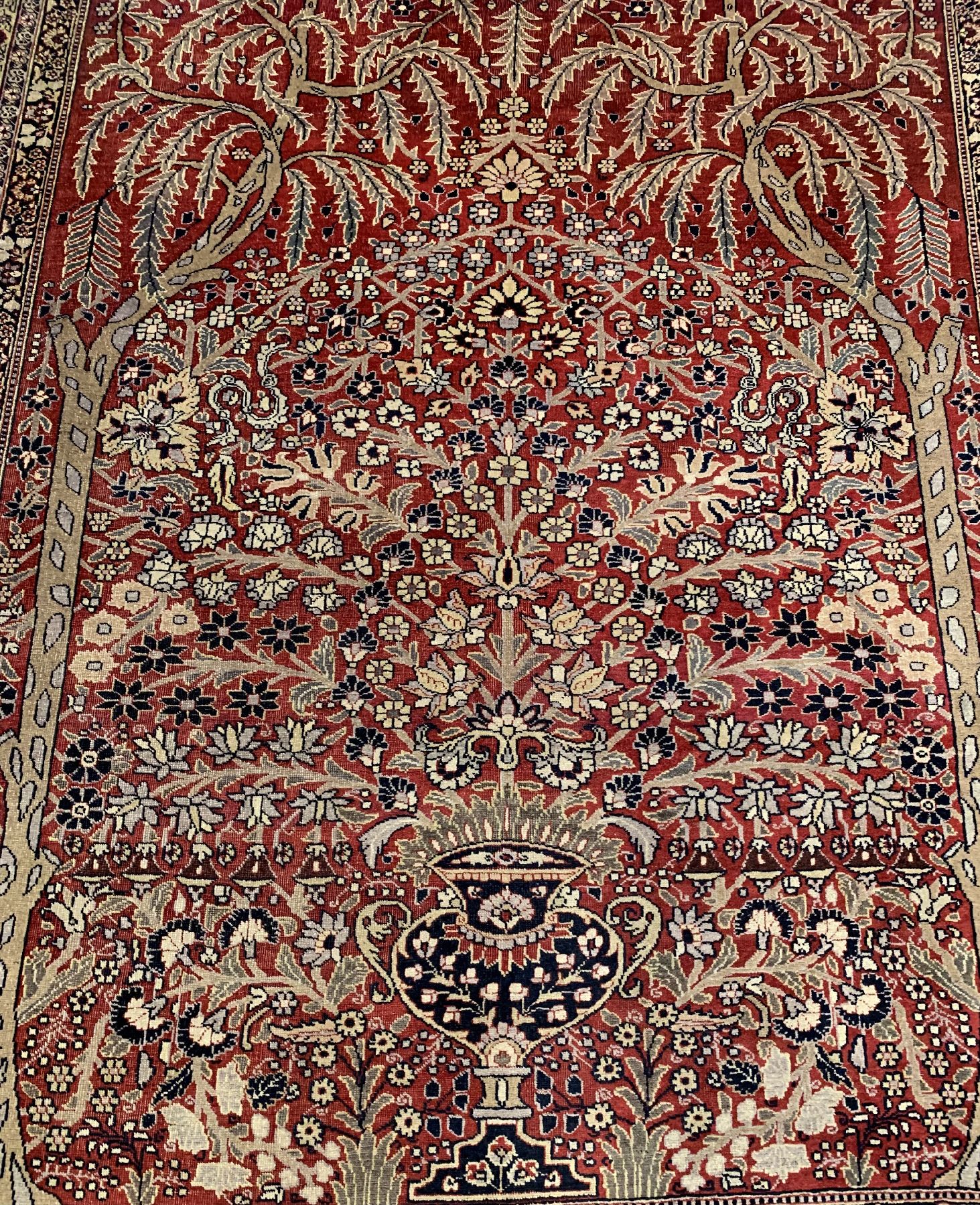 Detail a: Antiker Khorasan, Ostpersien, um 1910/1920, Wolle geknüpft auf Baumwolle,Palmen und Vase auf granatrote Feld, ca, 342 x 252 cm, EHZ:3 (guter ...