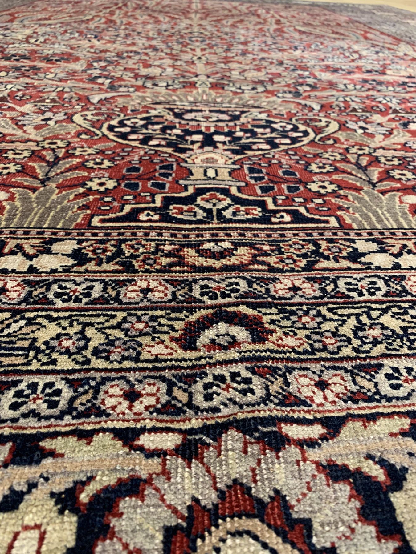 Detail b: Antiker Khorasan, Ostpersien, um 1910/1920, Wolle geknüpft auf Baumwolle,Palmen und Vase auf granatrote Feld, ca, 342 x 252 cm, EHZ:3 (guter ...