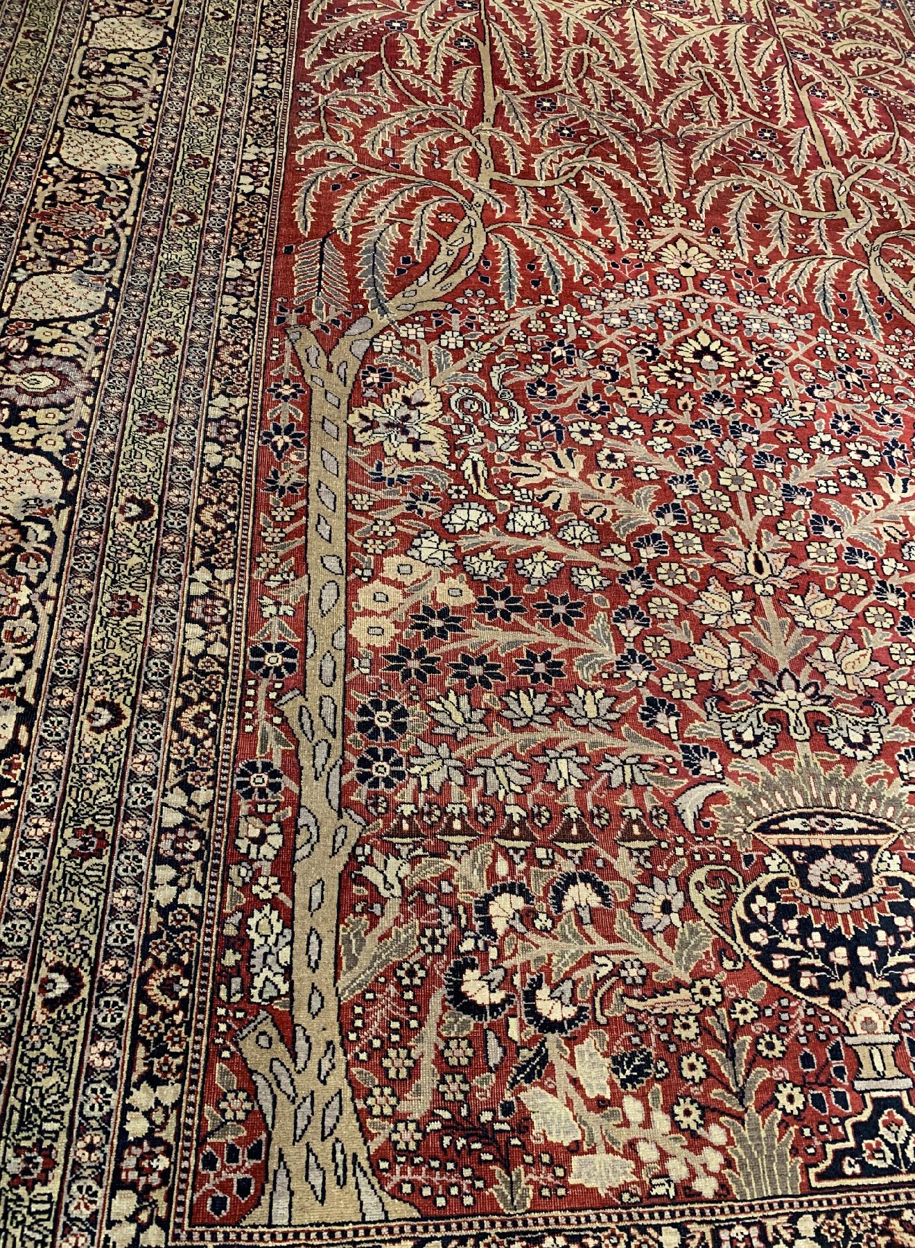 Detail c: Antiker Khorasan, Ostpersien, um 1910/1920, Wolle geknüpft auf Baumwolle,Palmen und Vase auf granatrote Feld, ca, 342 x 252 cm, EHZ:3 (guter ...