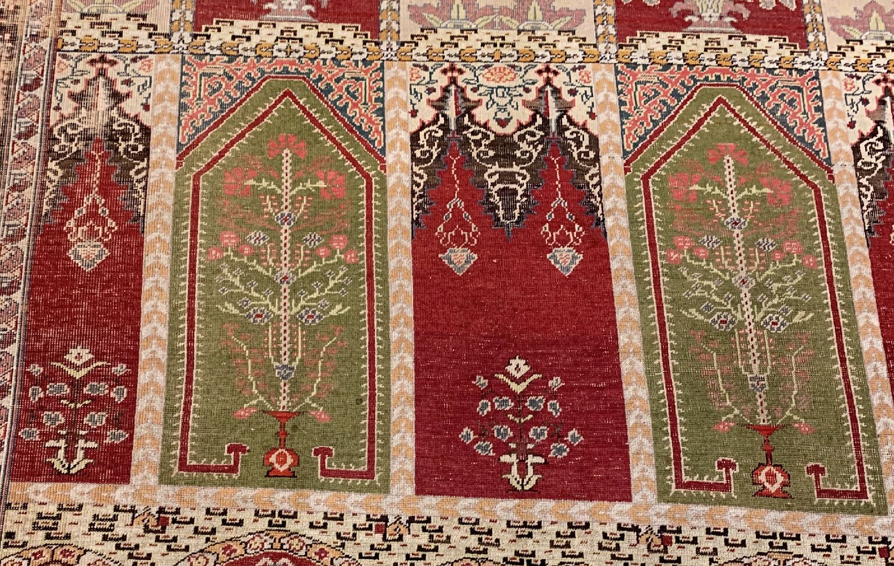 Detail b: Antiker Panderma, Türkei, um 1910/1920, Wolle geknüpft auf Baumwolle, ca. 255 x 178 cm, EHZ: 3(gleichmäßig dünne Flor).