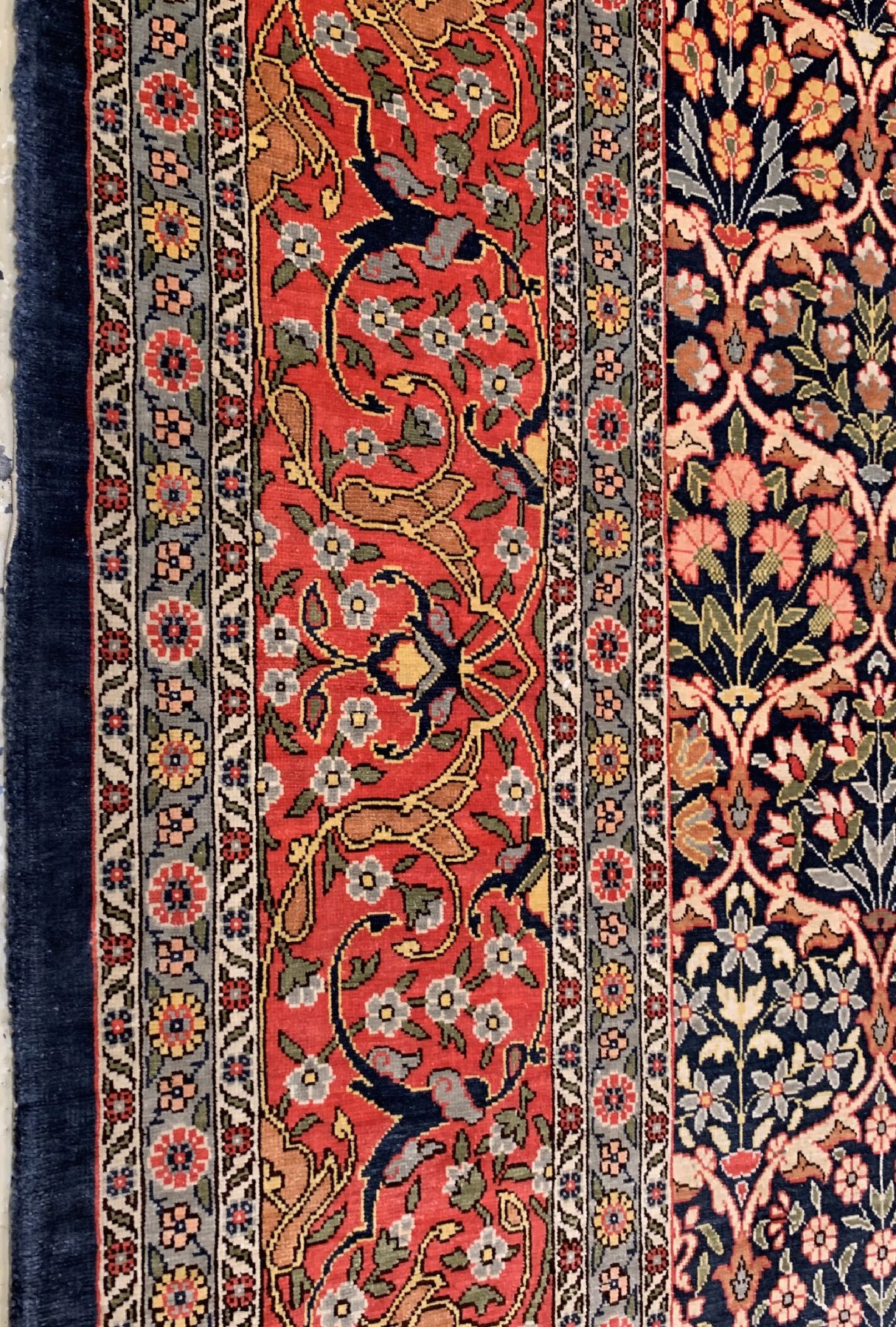Detail c: Feiner signierter Seiden Hereke, Türkei, um 1960, reine Naturseide, ca. 240 x 158 cm, ca,1 Mio Kn/qm, EHZ: 2(guter Zustand).