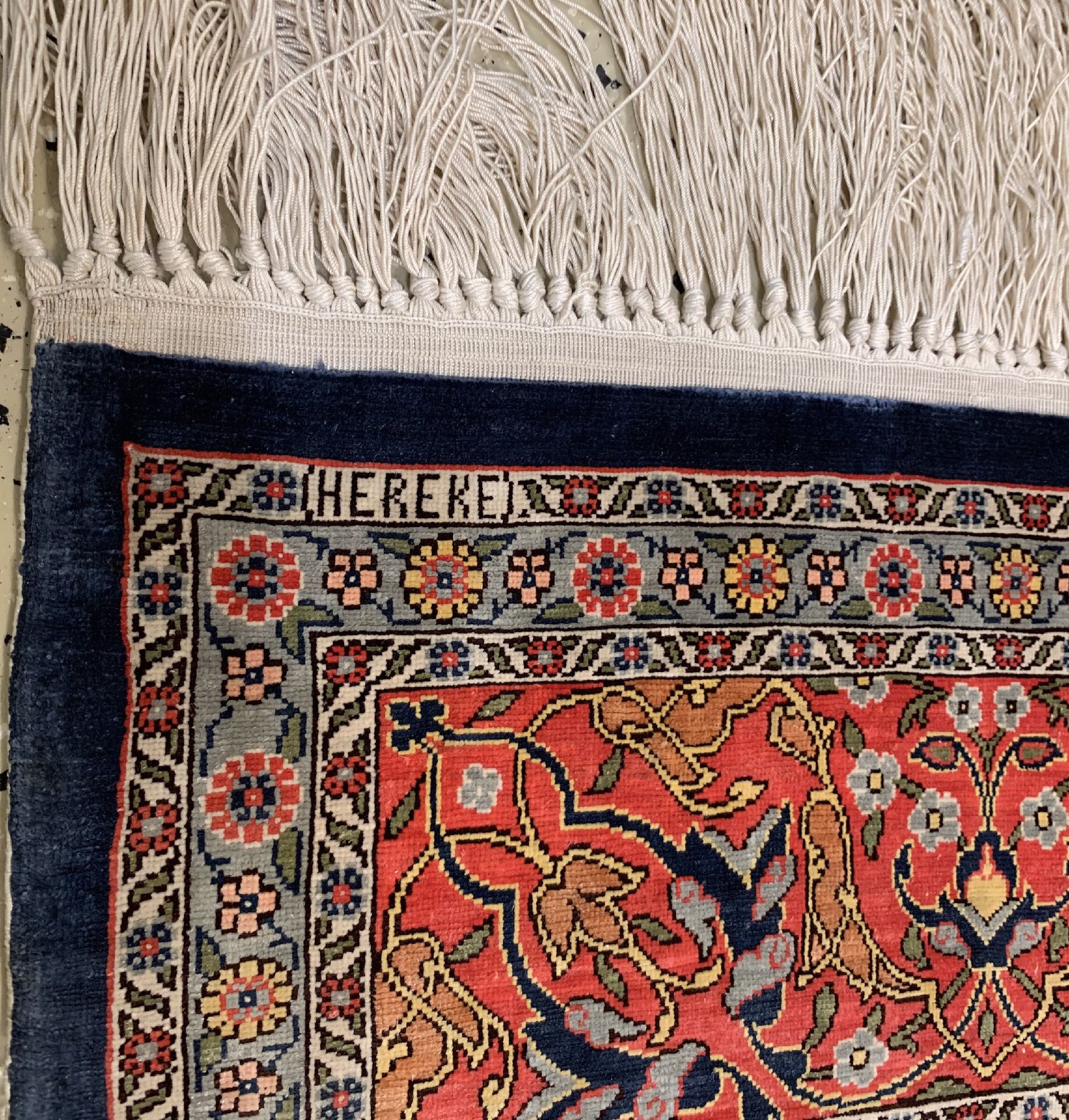 Detail d: Feiner signierter Seiden Hereke, Türkei, um 1960, reine Naturseide, ca. 240 x 158 cm, ca,1 Mio Kn/qm, EHZ: 2(guter Zustand).