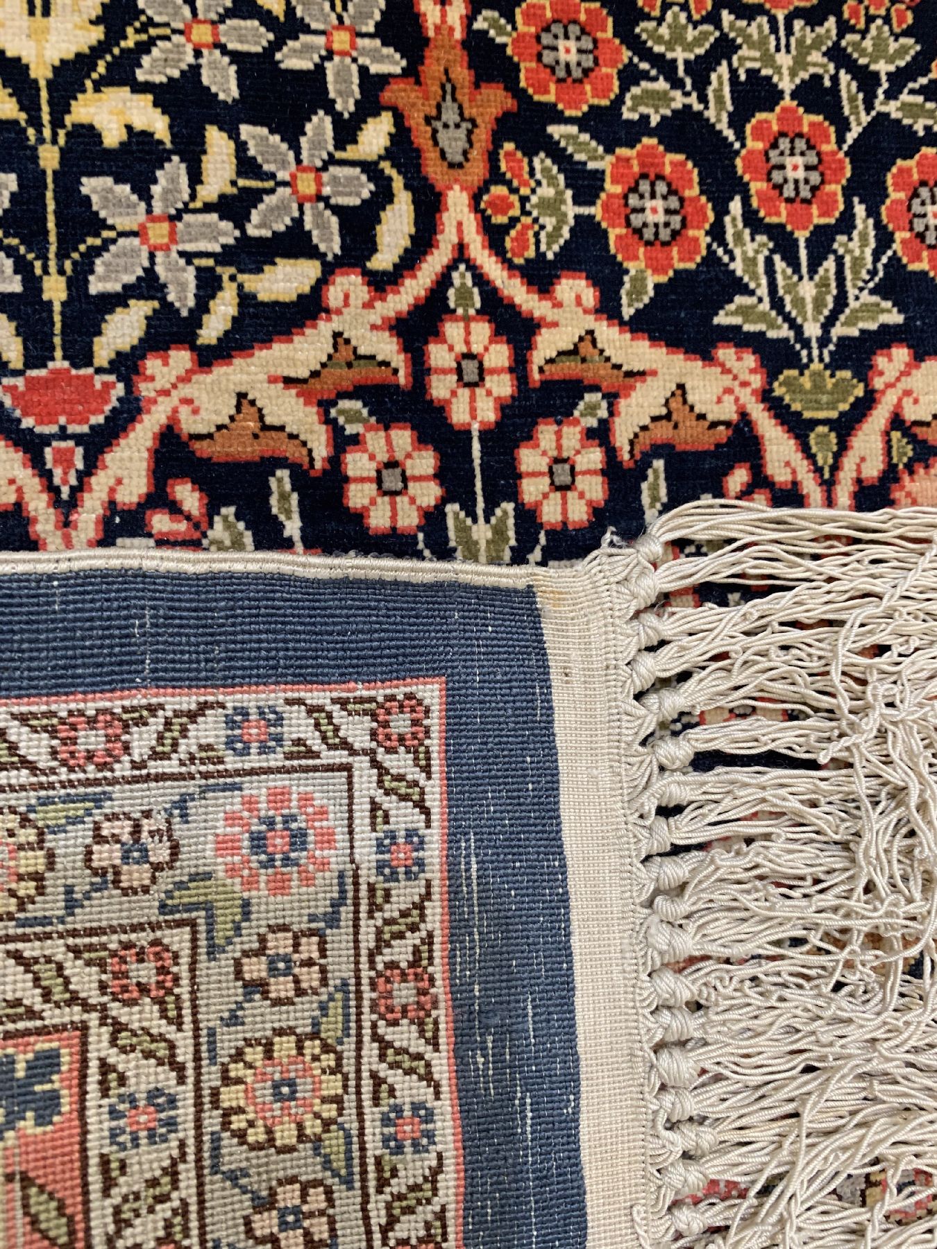 Detail f: Feiner signierter Seiden Hereke, Türkei, um 1960, reine Naturseide, ca. 240 x 158 cm, ca,1 Mio Kn/qm, EHZ: 2(guter Zustand).