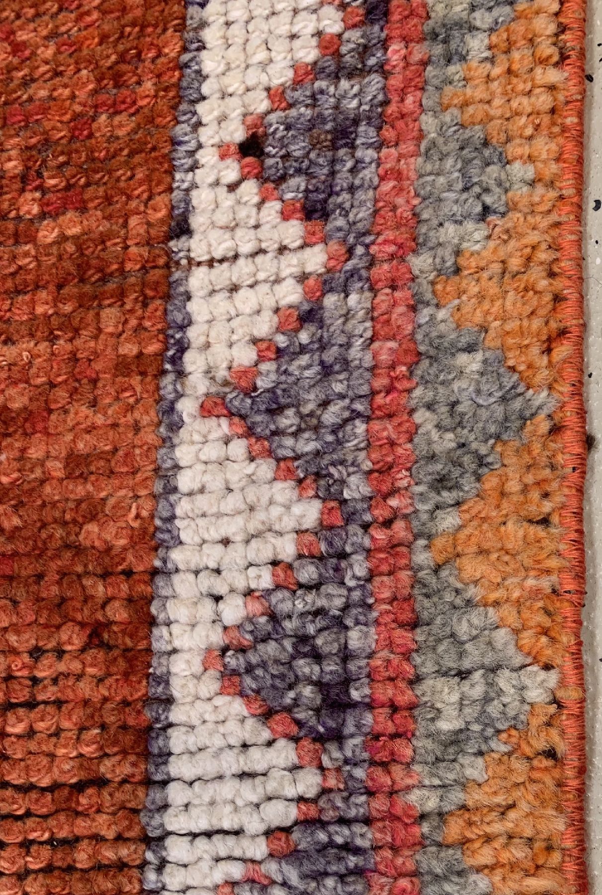 Detail c: Gabbeh alt, Persien, um 1920/1930, Wolle geknüpft auf Wolle, ca. 375 x 97 cm, EHZ: 2(guter Zustand)