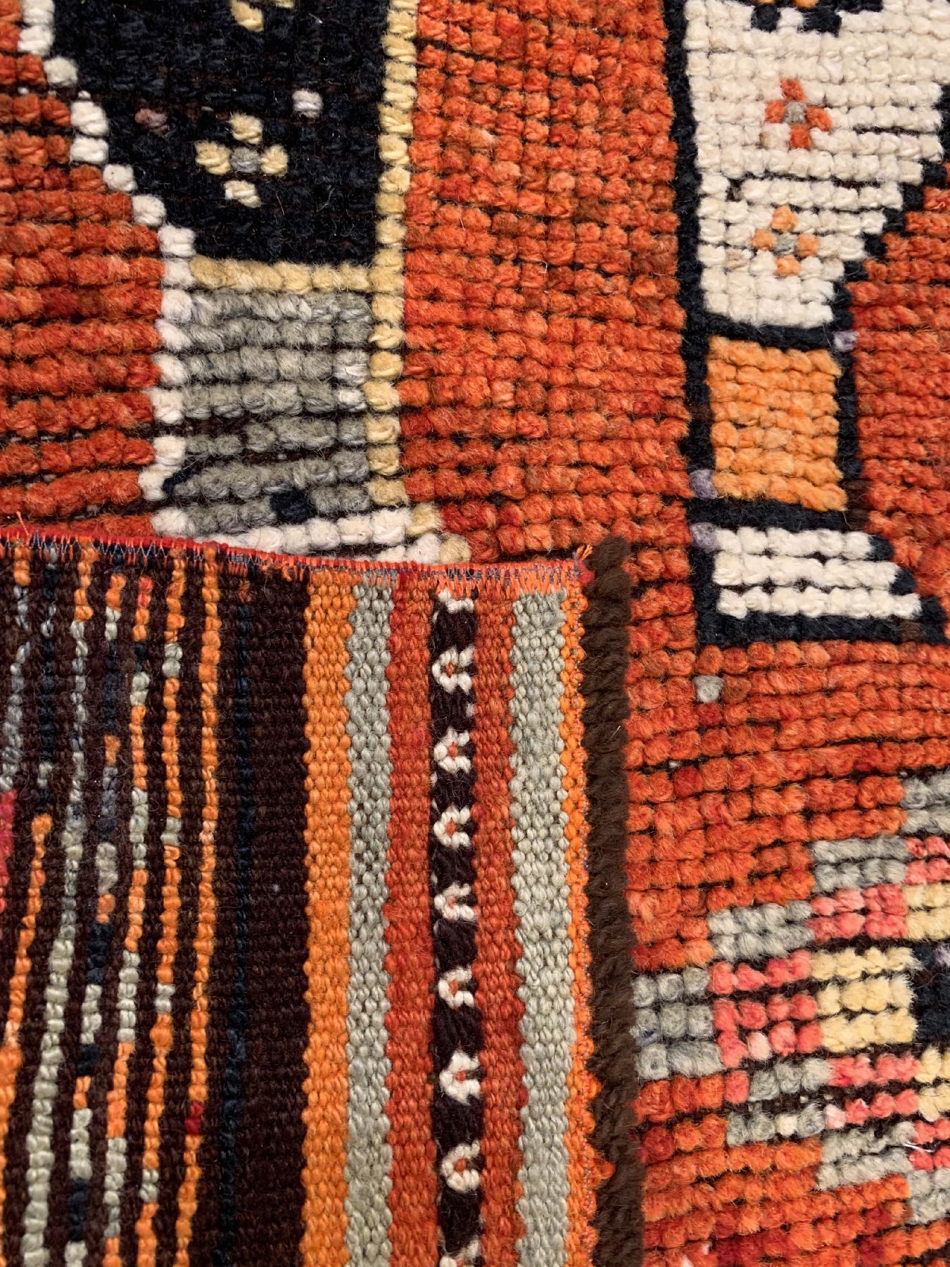 Detail d: Gabbeh alt, Persien, um 1920/1930, Wolle geknüpft auf Wolle, ca. 375 x 97 cm, EHZ: 2(guter Zustand)