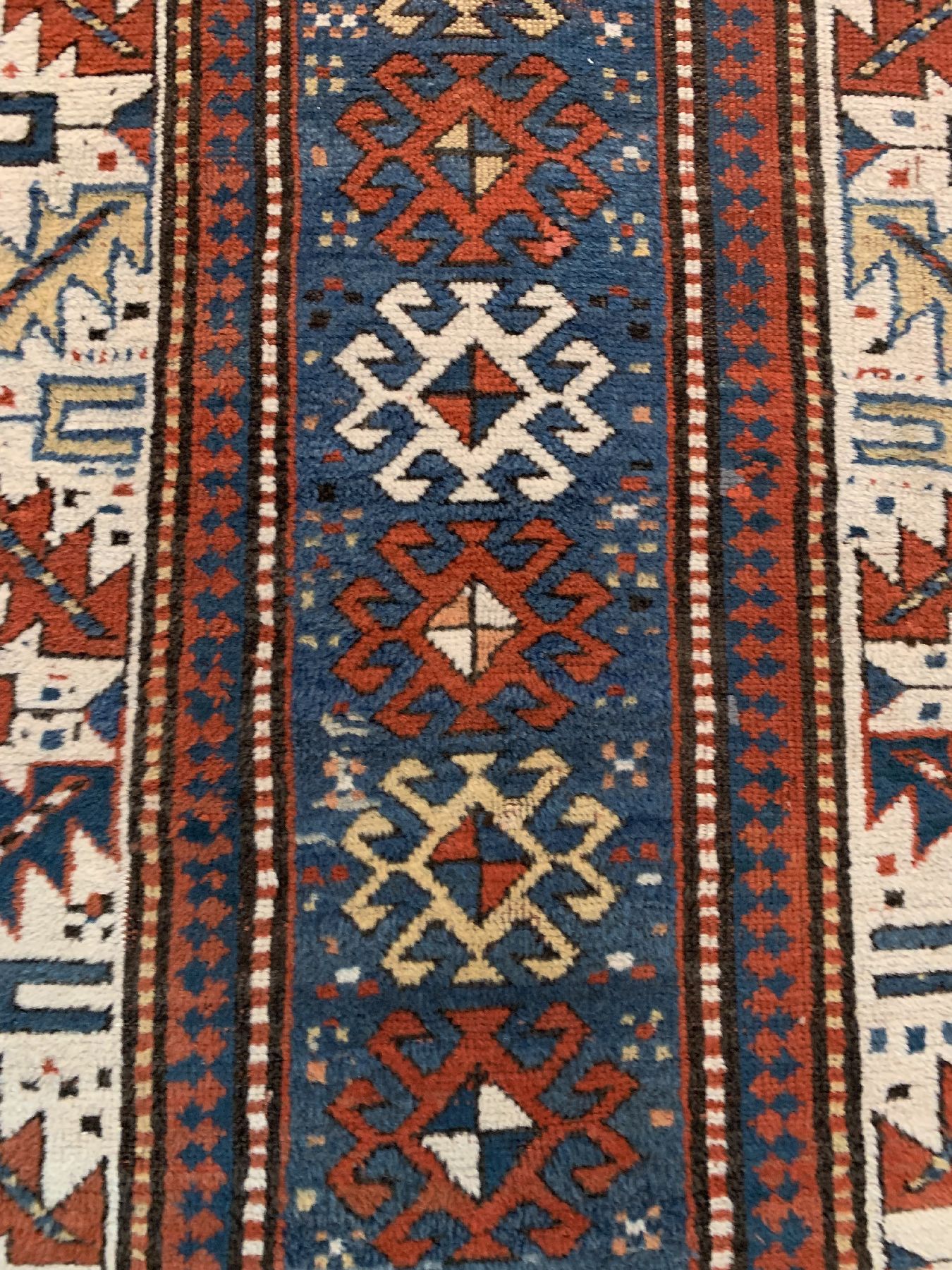 Detail b: Borchalu Kazak antik, Südwestkaukasus, 19 Jhd, Wolle geknüpft auf Wolle ca, 206 x 110 cm, EHZ:3(guter Zustand,kleine Trittfalte).