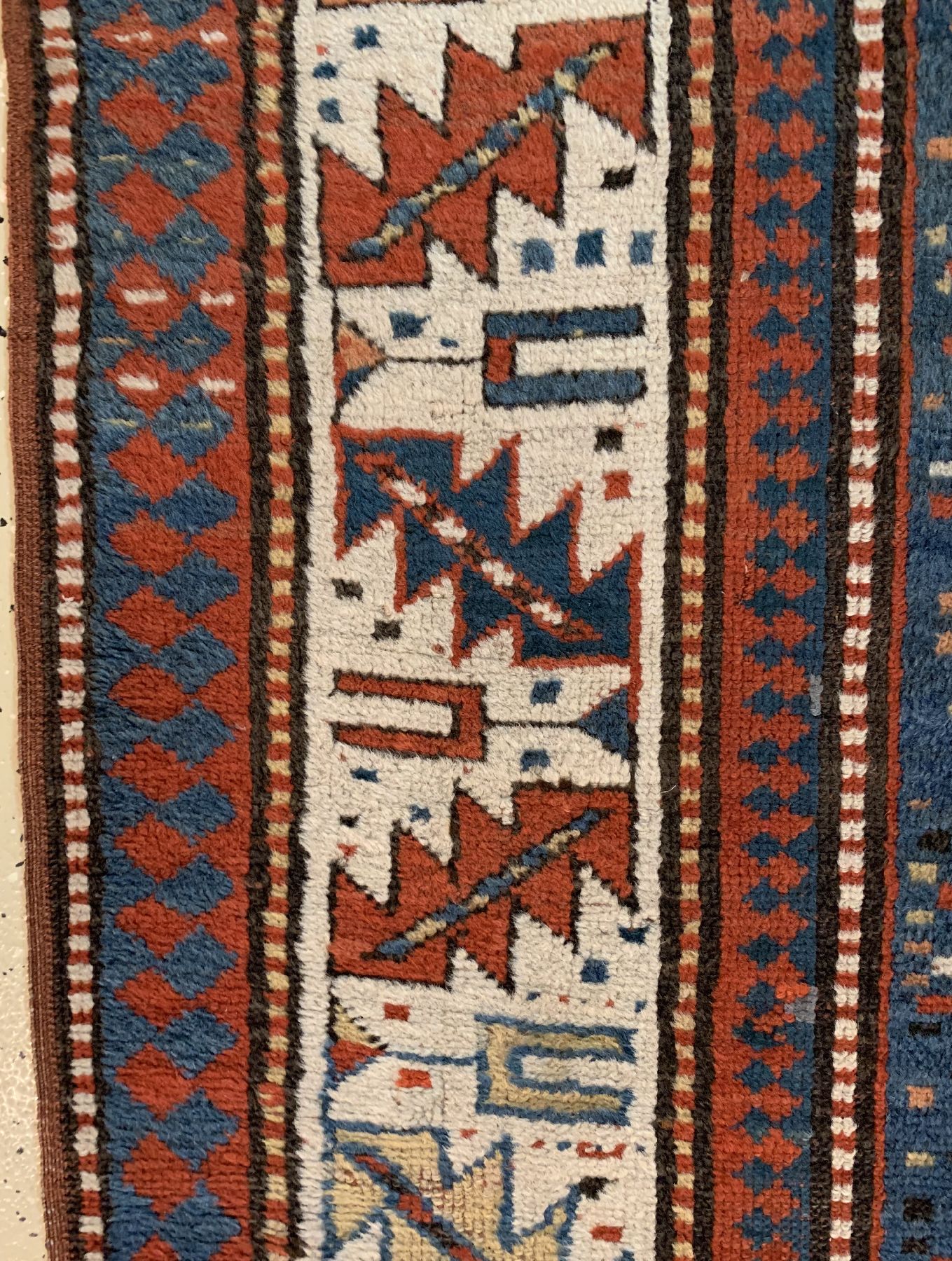 Detail c: Borchalu Kazak antik, Südwestkaukasus, 19 Jhd, Wolle geknüpft auf Wolle ca, 206 x 110 cm, EHZ:3(guter Zustand,kleine Trittfalte).