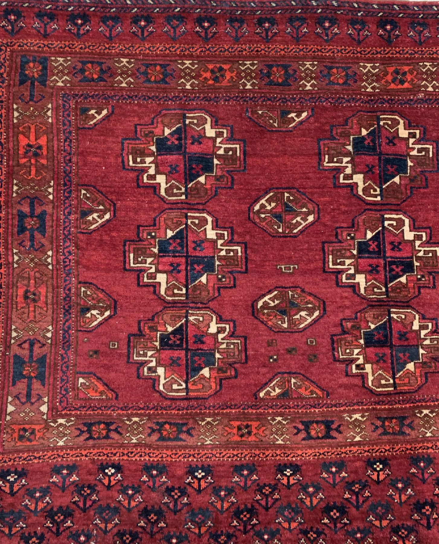 Detail a: Antike Ersari Tschowal, Turkmenistan, 19 Jhd., Wolle geknüpft auf Wolle, ca. 139 x 96 cm, EHZ: 2-3