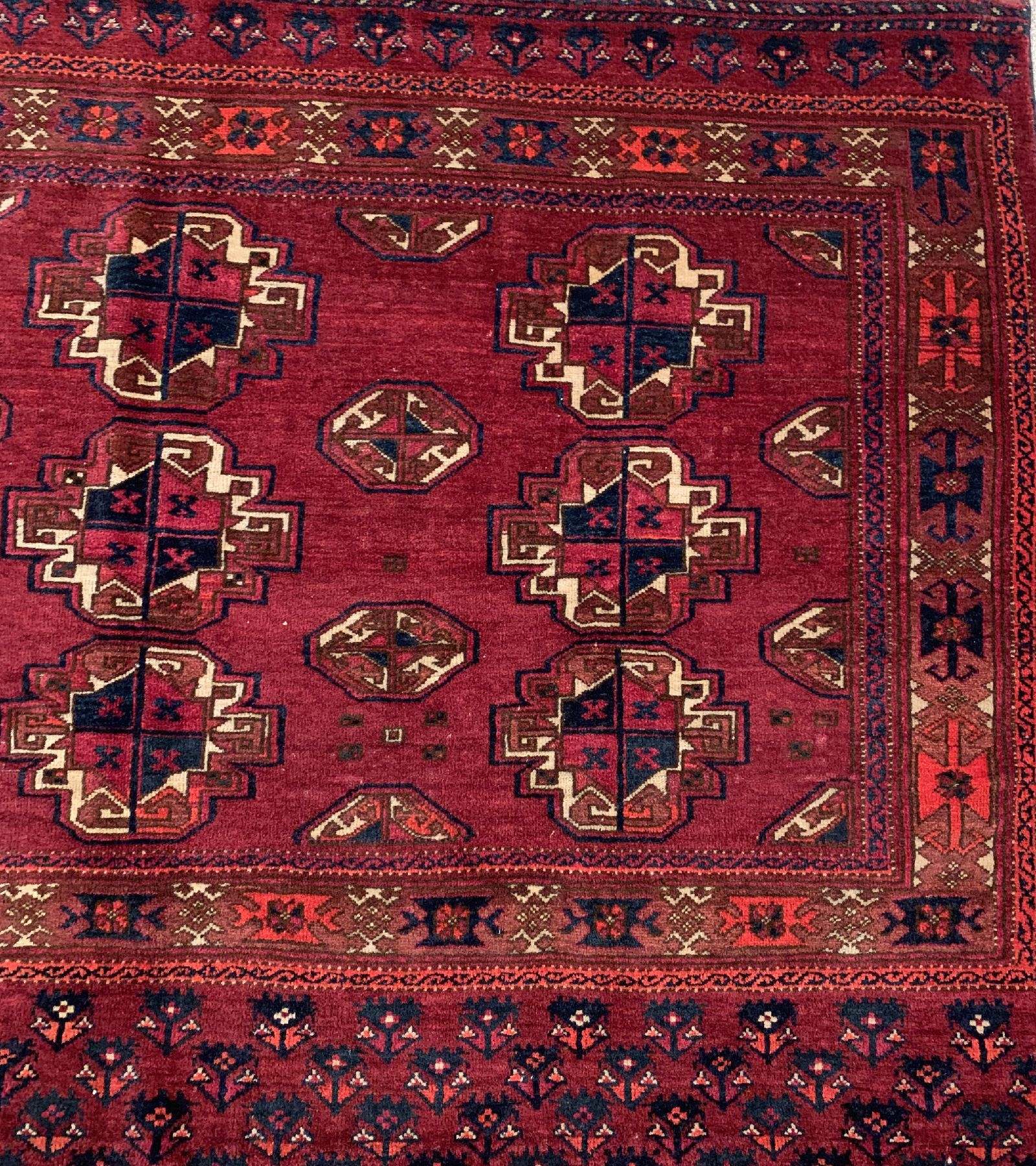Detail b: Antike Ersari Tschowal, Turkmenistan, 19 Jhd., Wolle geknüpft auf Wolle, ca. 139 x 96 cm, EHZ: 2-3