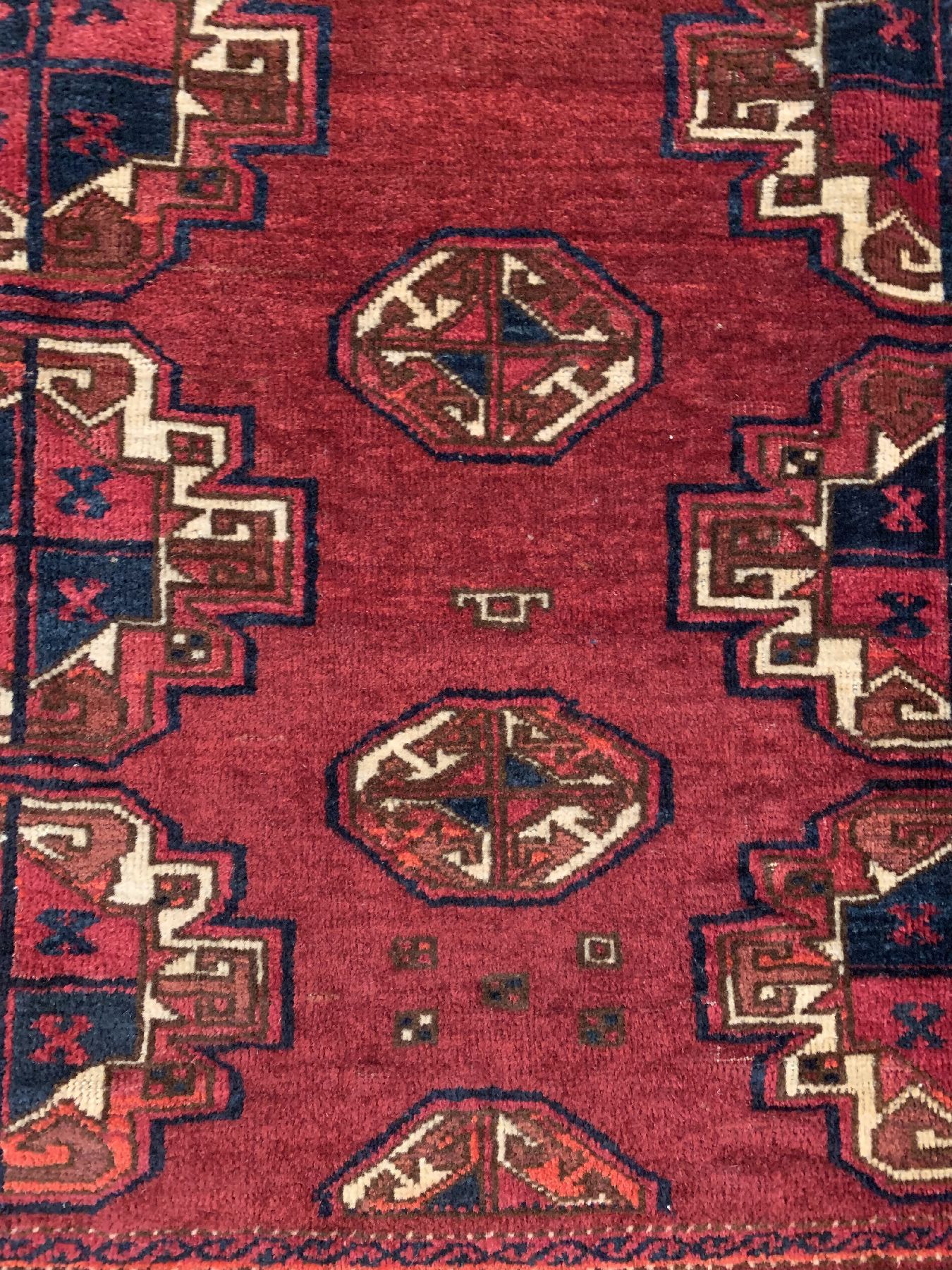 Detail c: Antike Ersari Tschowal, Turkmenistan, 19 Jhd., Wolle geknüpft auf Wolle, ca. 139 x 96 cm, EHZ: 2-3