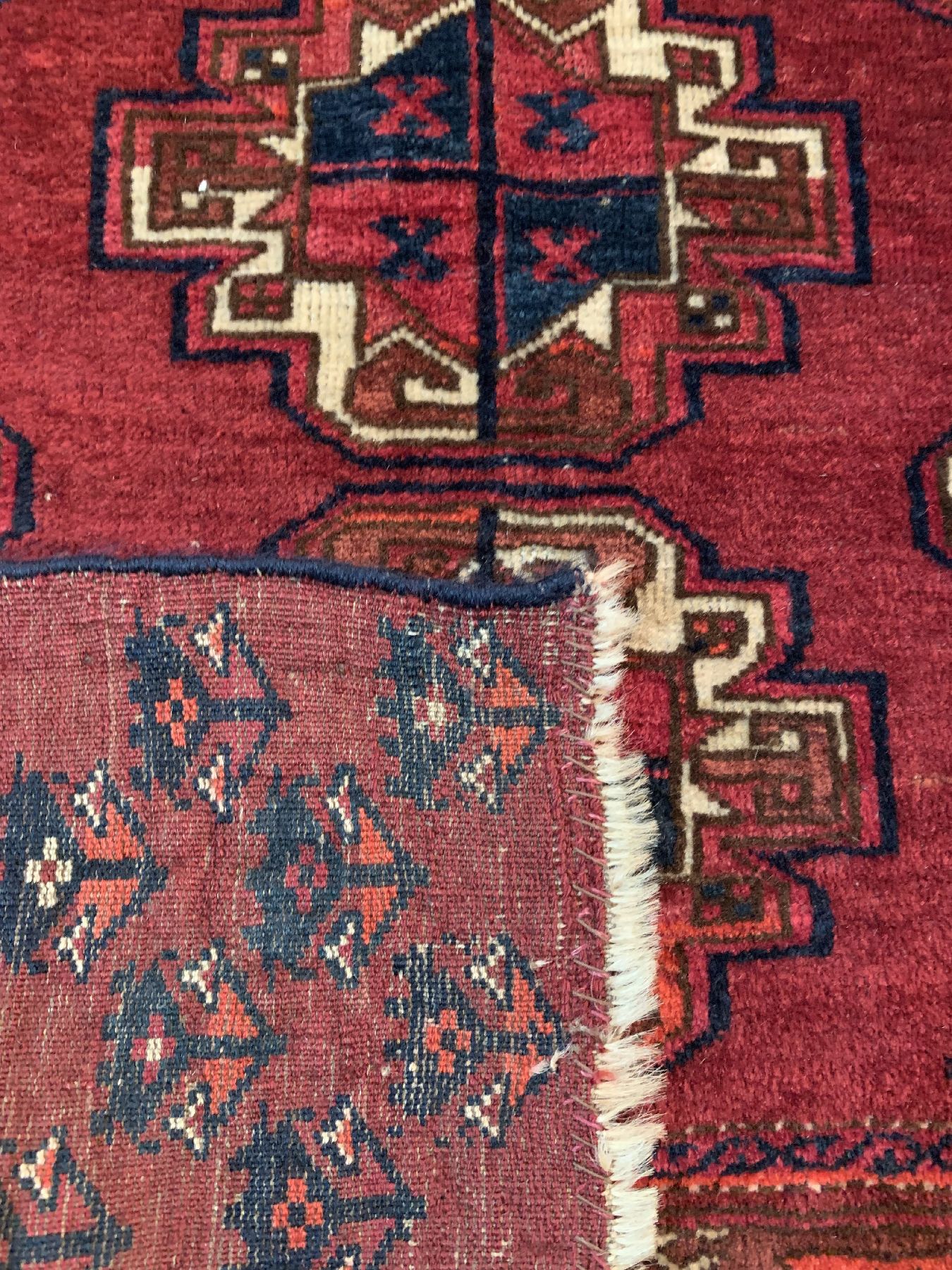 Detail d: Antike Ersari Tschowal, Turkmenistan, 19 Jhd., Wolle geknüpft auf Wolle, ca. 139 x 96 cm, EHZ: 2-3