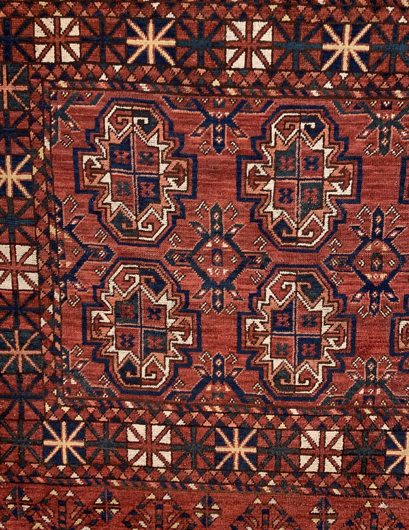 Detail b: Antiker Ersari Tschowal, Turkmenistan, 19 Jhd., Wolle geknüpft auf Wolle, ca. 140 x 104 cm, EHZ: 3(Fragment).
