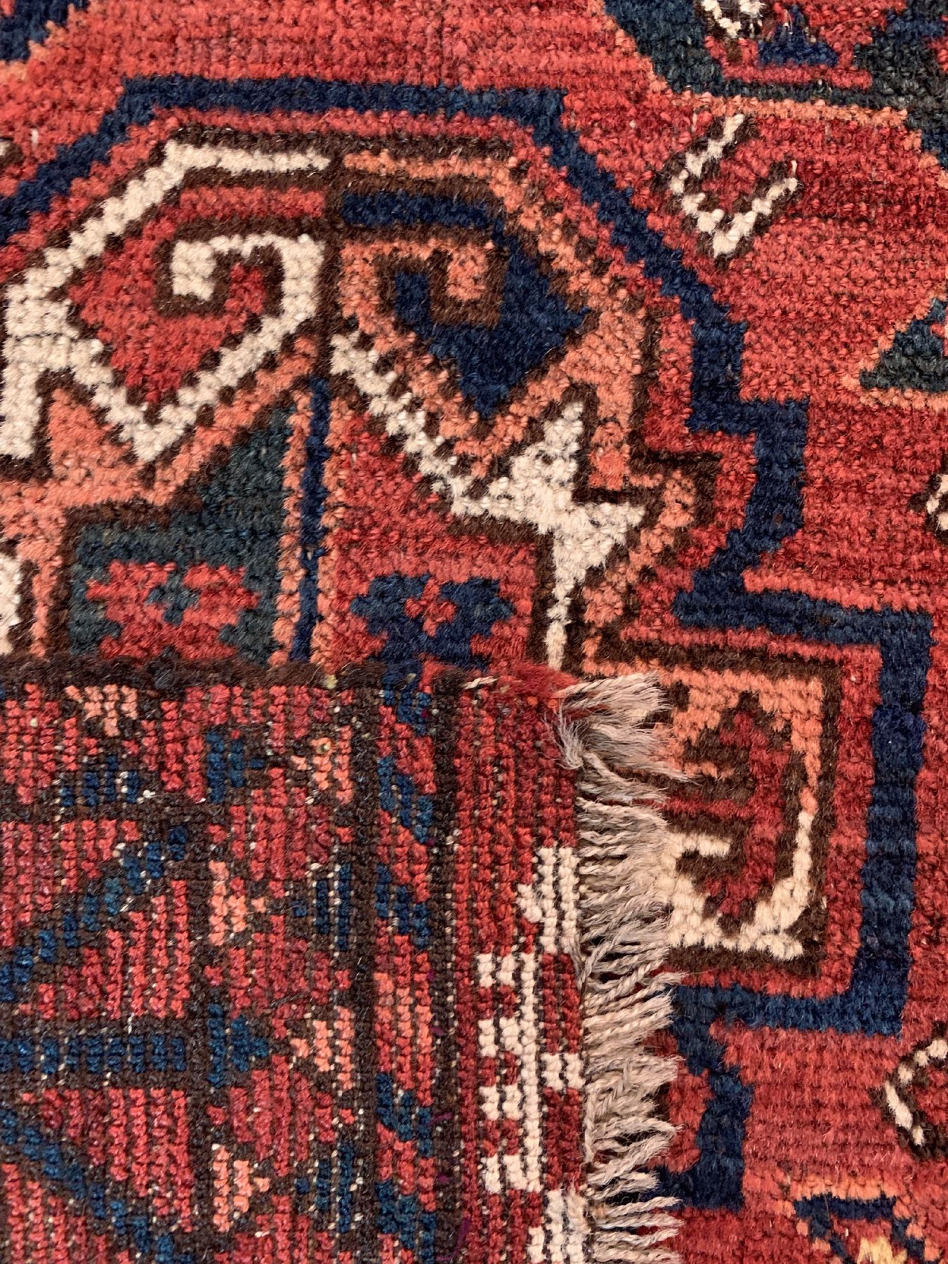 Detail d: Antiker Ersari Tschowal, Turkmenistan, 19 Jhd., Wolle geknüpft auf Wolle, ca. 140 x 104 cm, EHZ: 3(Fragment).