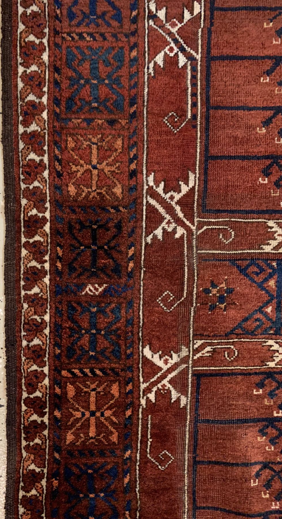 Detail b: Antiker Ersari Engsi, Turkmenistan, 19 Jhd., Wolle geknüpft auf Wolle, ca. 183 x 152 cm, EHZ: 3(guter Zustand).