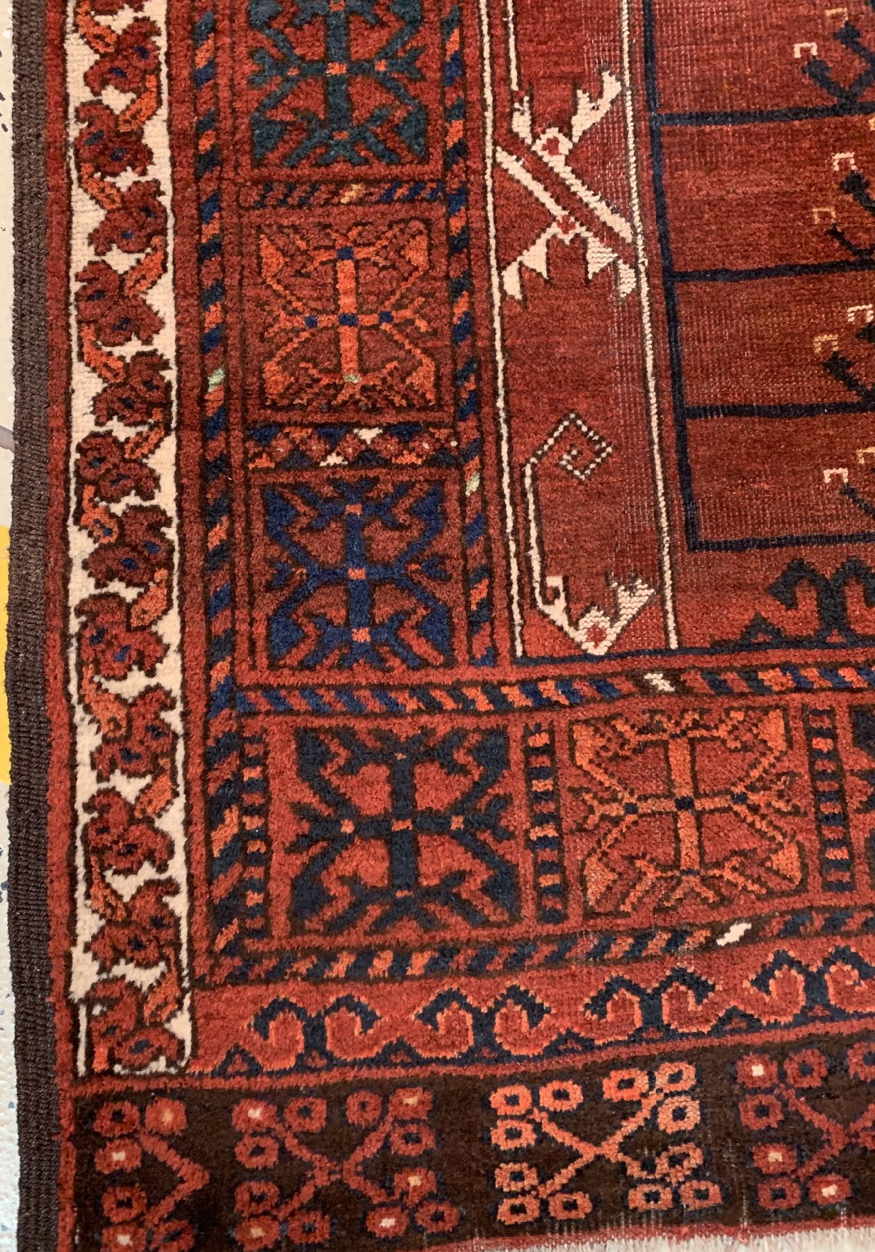 Detail c: Antiker Ersari Engsi, Turkmenistan, 19 Jhd., Wolle geknüpft auf Wolle, ca. 183 x 152 cm, EHZ: 3(guter Zustand).
