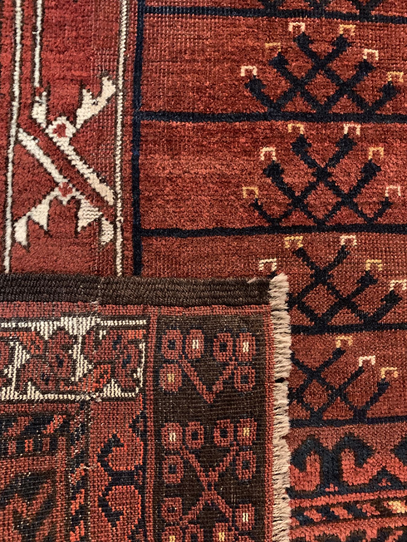 Detail d: Antiker Ersari Engsi, Turkmenistan, 19 Jhd., Wolle geknüpft auf Wolle, ca. 183 x 152 cm, EHZ: 3(guter Zustand).