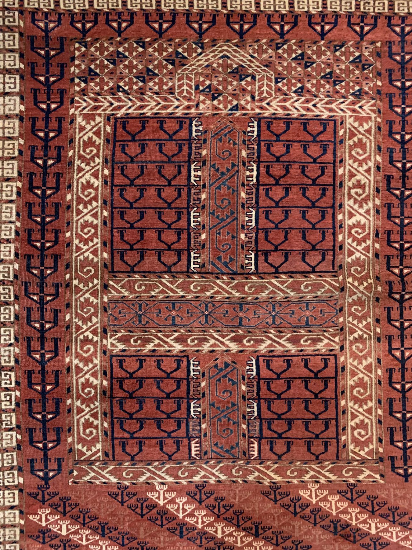 Detail a: Antiker Tekke Engsi, Turkmenistan, 19 Jhd.,Wolle geknüpft auf Wolle, ca. 151 x 123 cm, EHZ: 2 (guter Zustand).
