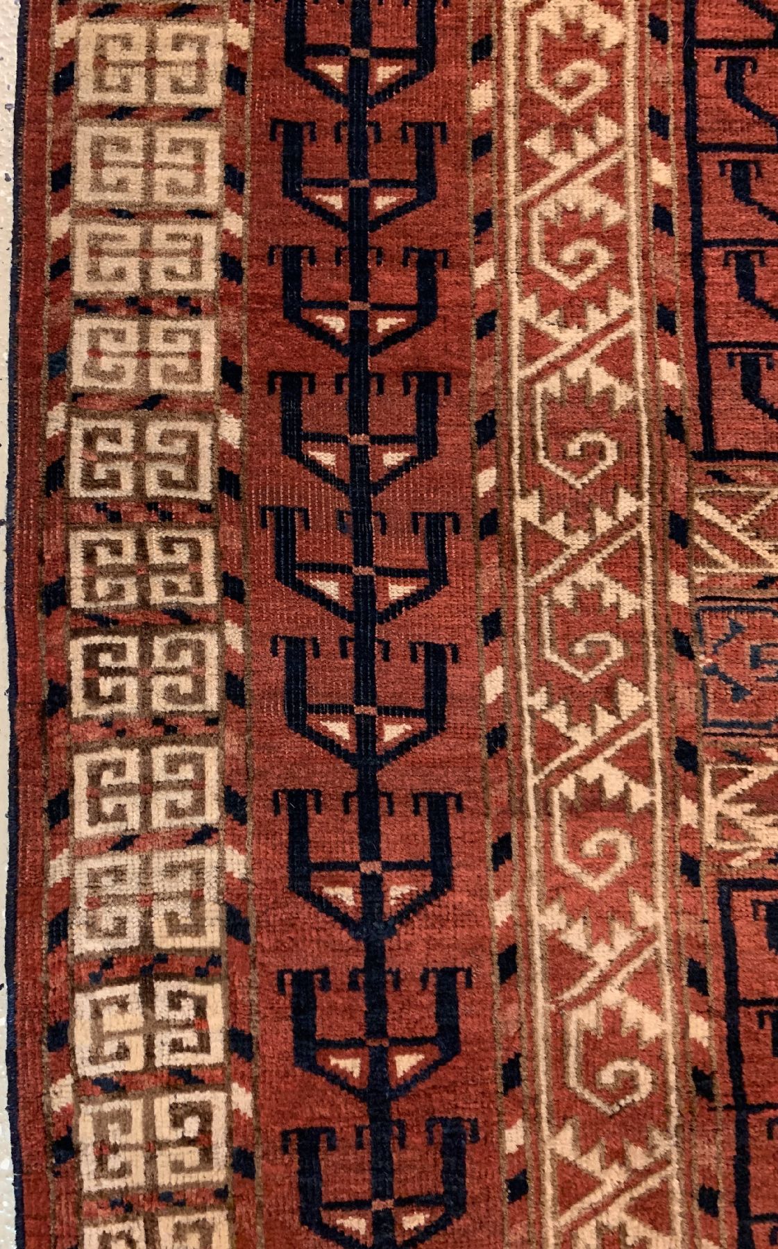 Detail b: Antiker Tekke Engsi, Turkmenistan, 19 Jhd.,Wolle geknüpft auf Wolle, ca. 151 x 123 cm, EHZ: 2 (guter Zustand).