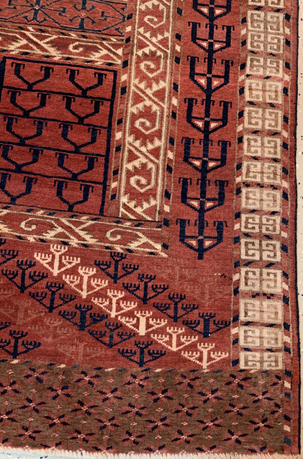 Detail c: Antiker Tekke Engsi, Turkmenistan, 19 Jhd.,Wolle geknüpft auf Wolle, ca. 151 x 123 cm, EHZ: 2 (guter Zustand).