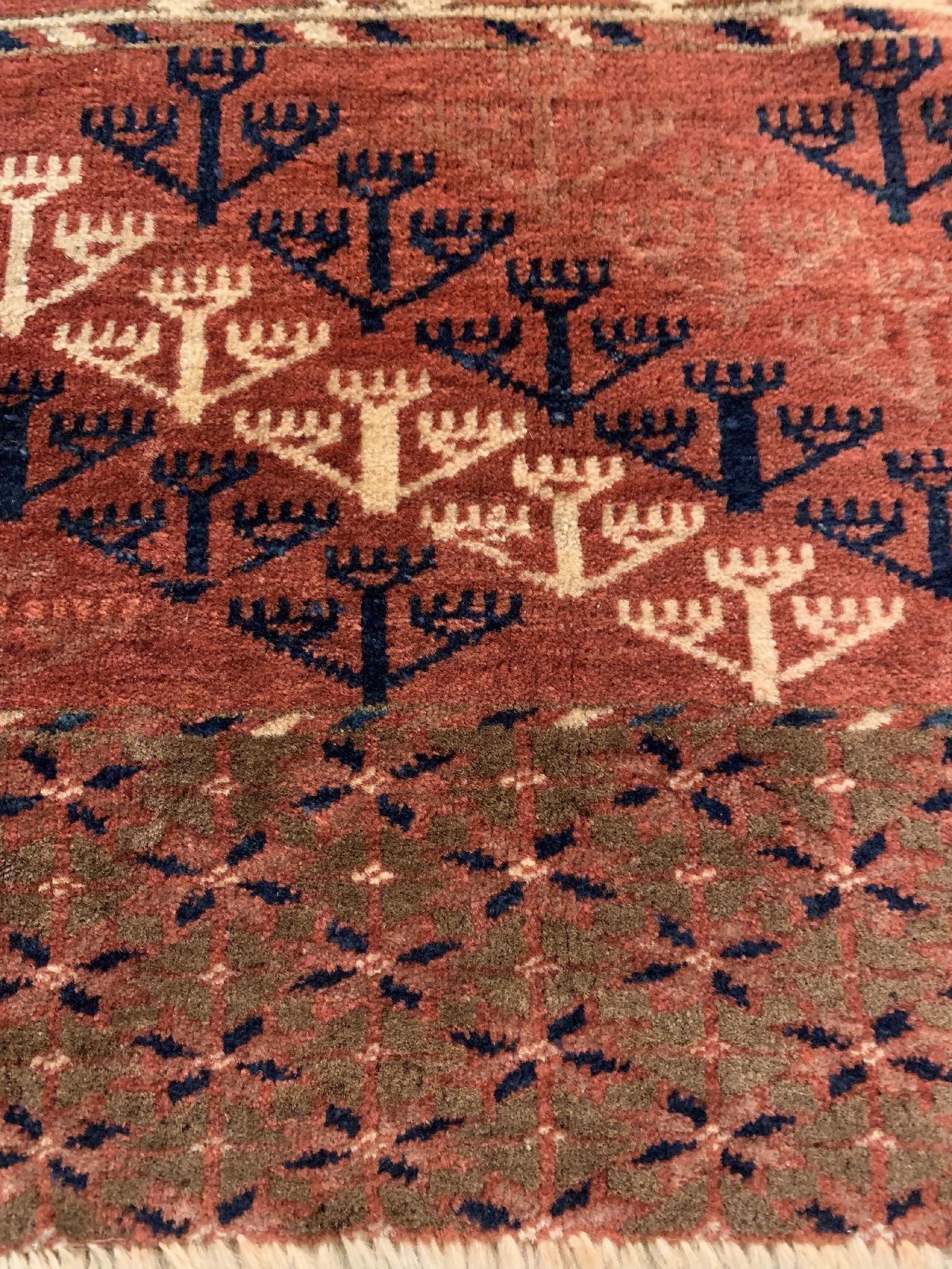 Detail d: Antiker Tekke Engsi, Turkmenistan, 19 Jhd.,Wolle geknüpft auf Wolle, ca. 151 x 123 cm, EHZ: 2 (guter Zustand).