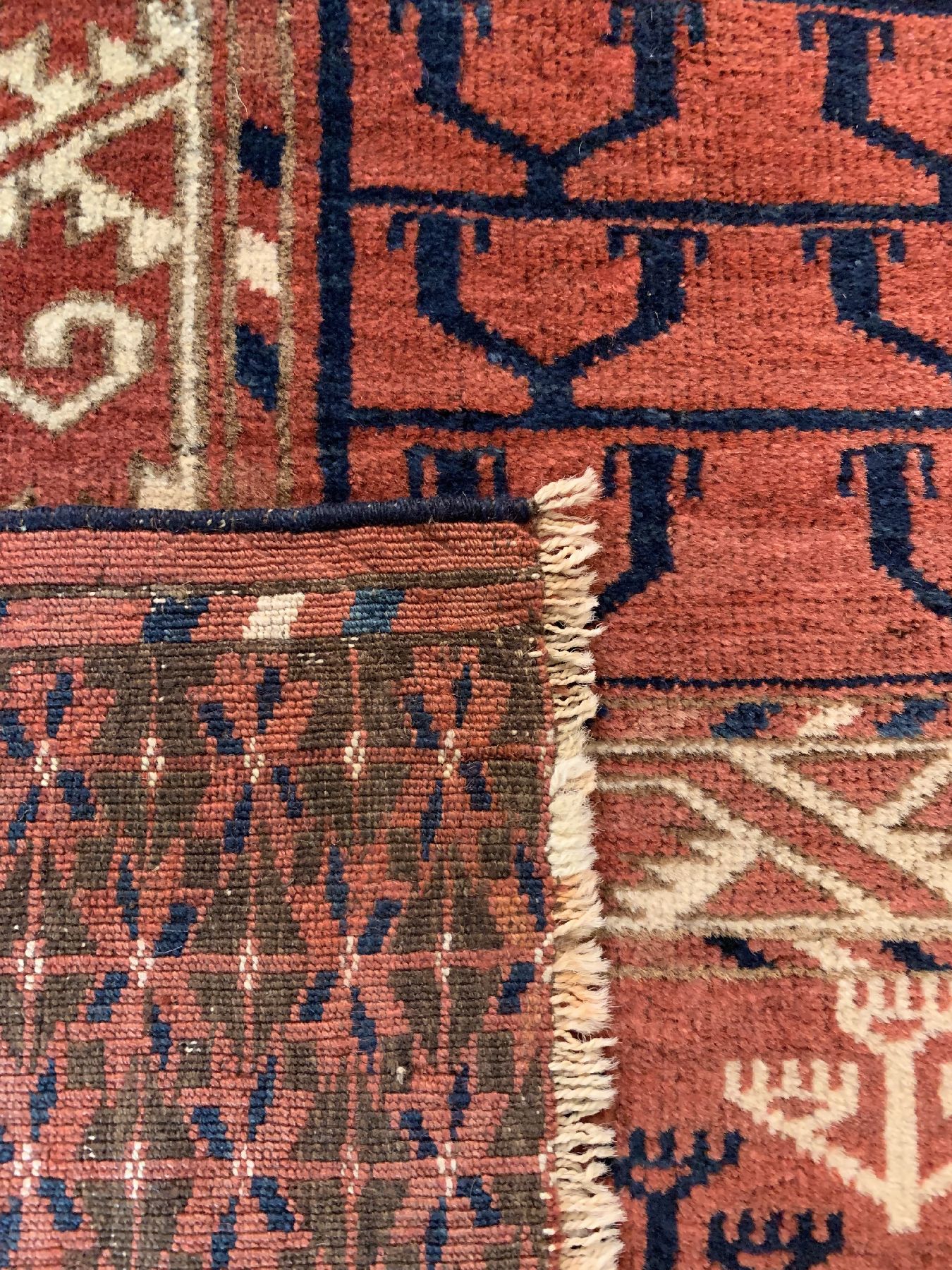 Detail e: Antiker Tekke Engsi, Turkmenistan, 19 Jhd.,Wolle geknüpft auf Wolle, ca. 151 x 123 cm, EHZ: 2 (guter Zustand).