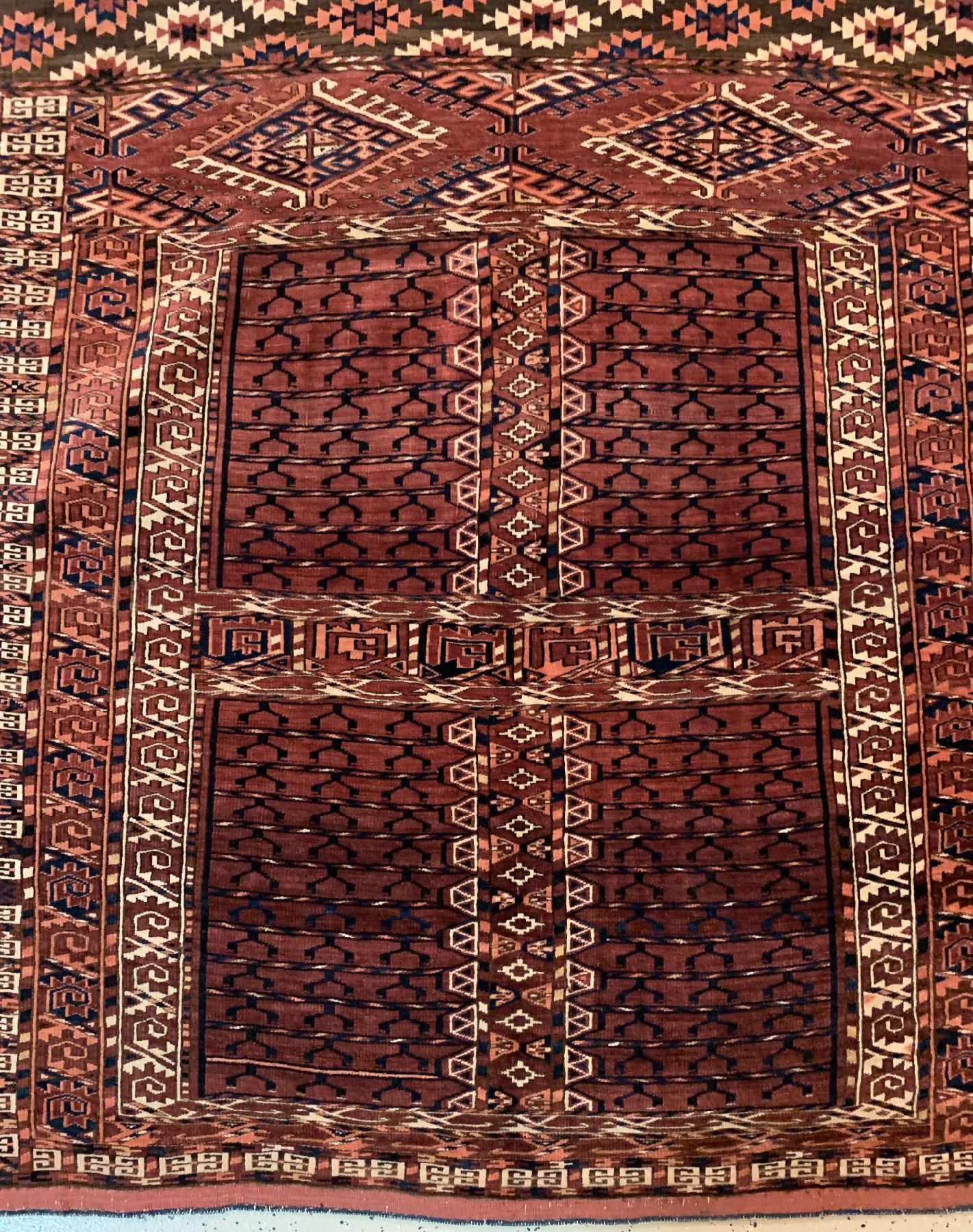 Detail a: Antiker Kizelayak Engsi, Turkmenistan, 19 Jhd., Wolle geknüpft auf Wolle, ca. 144 x 127 cm, EHZ: 2 (kleines Loch)
