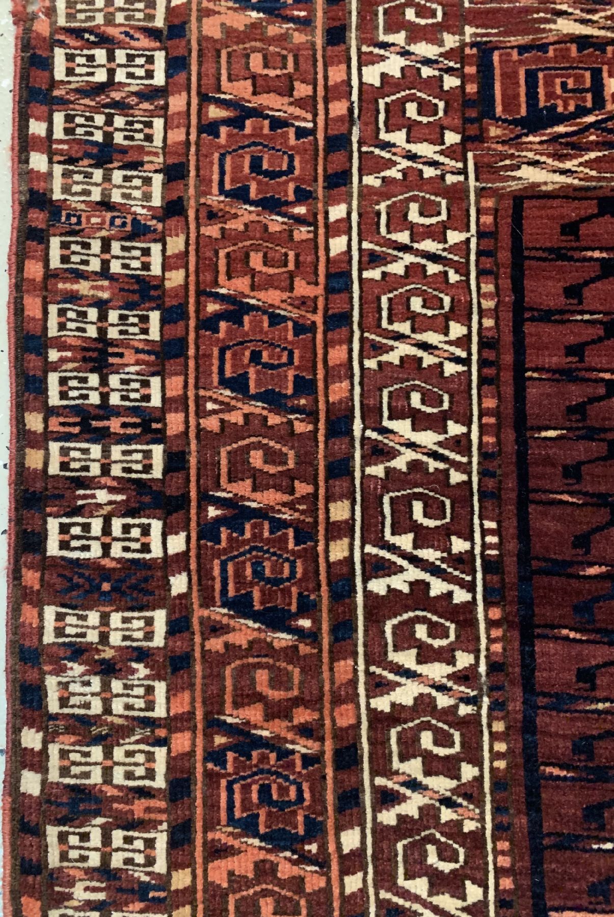 Detail b: Antiker Kizelayak Engsi, Turkmenistan, 19 Jhd., Wolle geknüpft auf Wolle, ca. 144 x 127 cm, EHZ: 2 (kleines Loch)