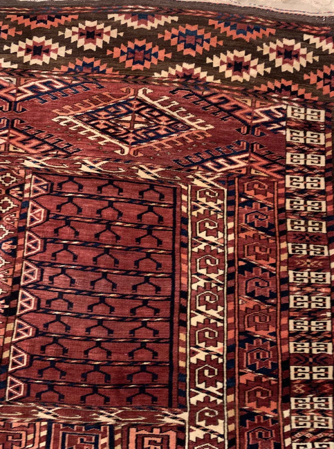 Detail c: Antiker Kizelayak Engsi, Turkmenistan, 19 Jhd., Wolle geknüpft auf Wolle, ca. 144 x 127 cm, EHZ: 2 (kleines Loch)