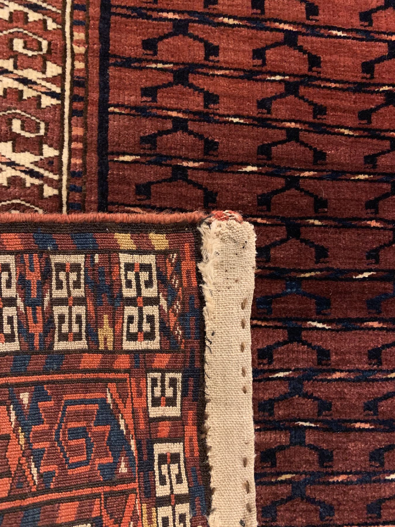 Detail d: Antiker Kizelayak Engsi, Turkmenistan, 19 Jhd., Wolle geknüpft auf Wolle, ca. 144 x 127 cm, EHZ: 2 (kleines Loch)