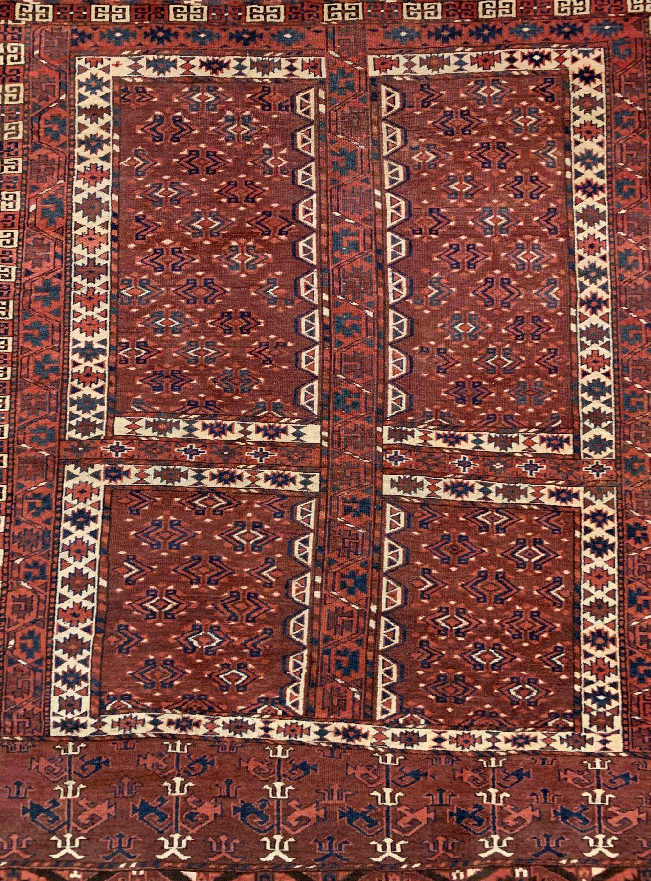 Detail a: Antiker Yomud Engsi, Turkmenistan, 19 Jhd.,Wolle geknüpft auf Wolle, ca. 162 x 127 cm, EHZ: 2-3(guter Zustand).