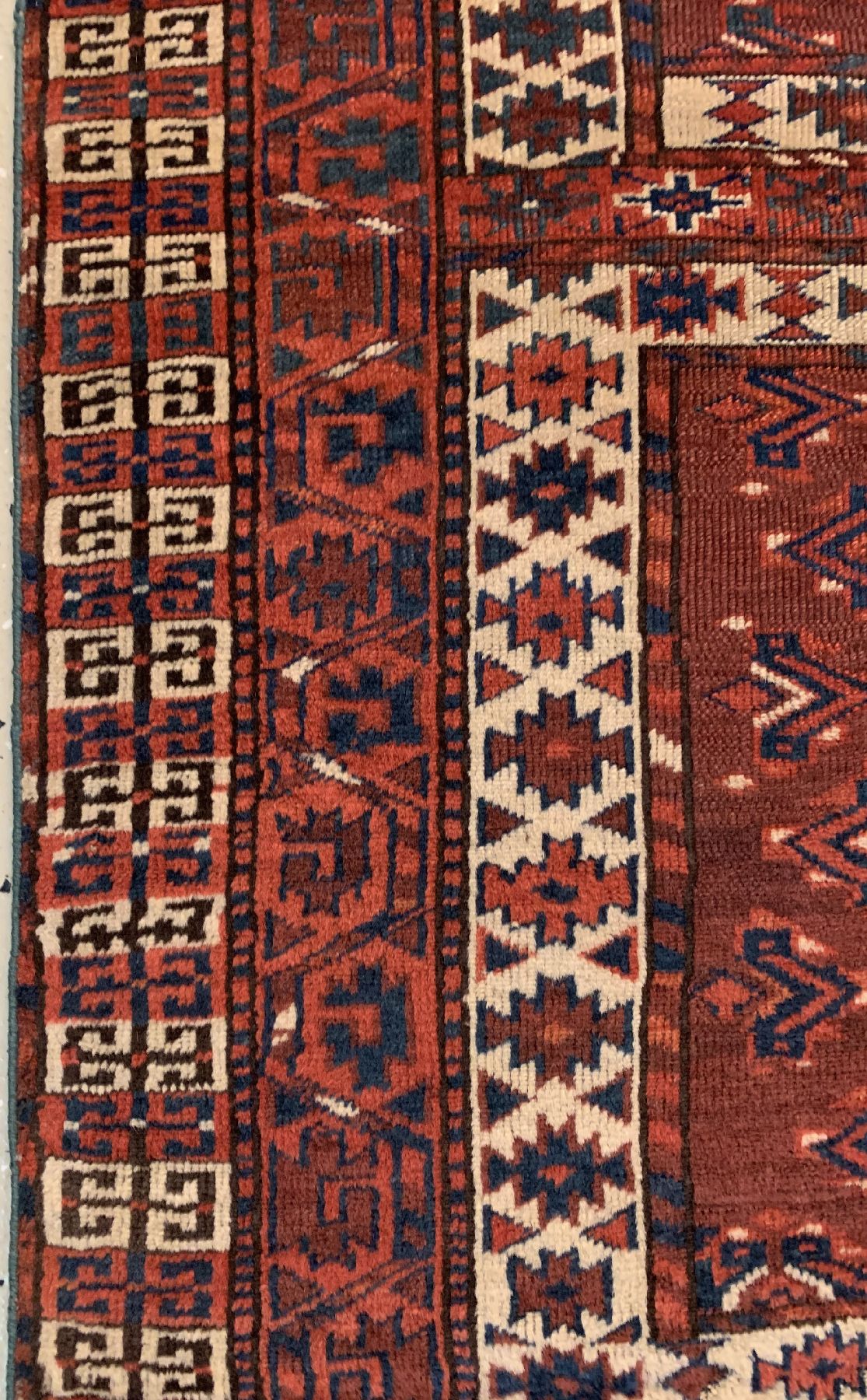 Detail b: Antiker Yomud Engsi, Turkmenistan, 19 Jhd.,Wolle geknüpft auf Wolle, ca. 162 x 127 cm, EHZ: 2-3(guter Zustand).