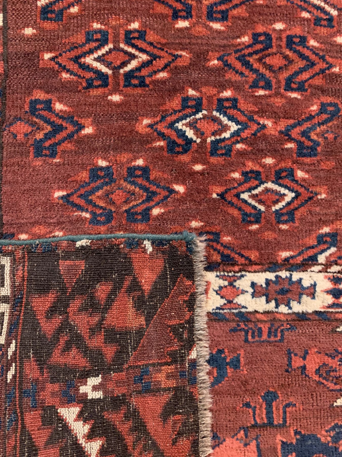 Detail d: Antiker Yomud Engsi, Turkmenistan, 19 Jhd.,Wolle geknüpft auf Wolle, ca. 162 x 127 cm, EHZ: 2-3(guter Zustand).