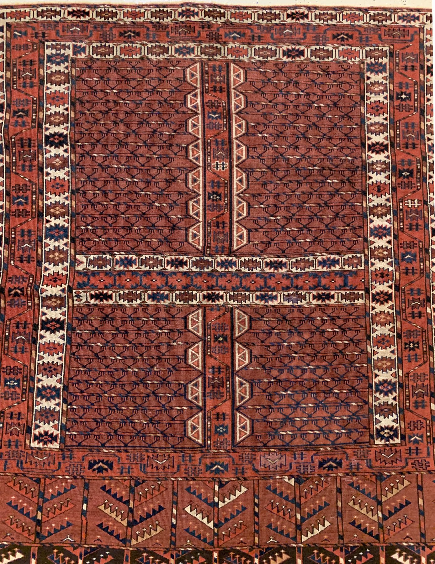 Detail a: Antiker Yomud Engsi, Turkmenistan, 19 Jhd.,Wolle geknüpft auf Wolle, ca. 166 x 136 cm, EHZ: 2-3(guter Zustand).