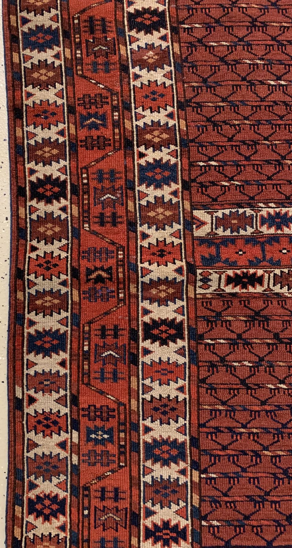 Detail b: Antiker Yomud Engsi, Turkmenistan, 19 Jhd.,Wolle geknüpft auf Wolle, ca. 166 x 136 cm, EHZ: 2-3(guter Zustand).
