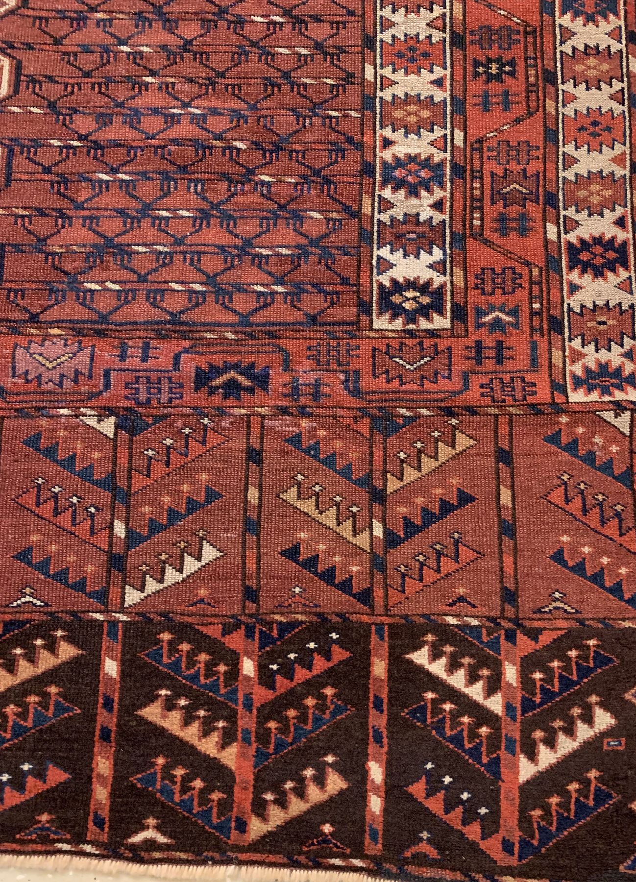 Detail c: Antiker Yomud Engsi, Turkmenistan, 19 Jhd.,Wolle geknüpft auf Wolle, ca. 166 x 136 cm, EHZ: 2-3(guter Zustand).