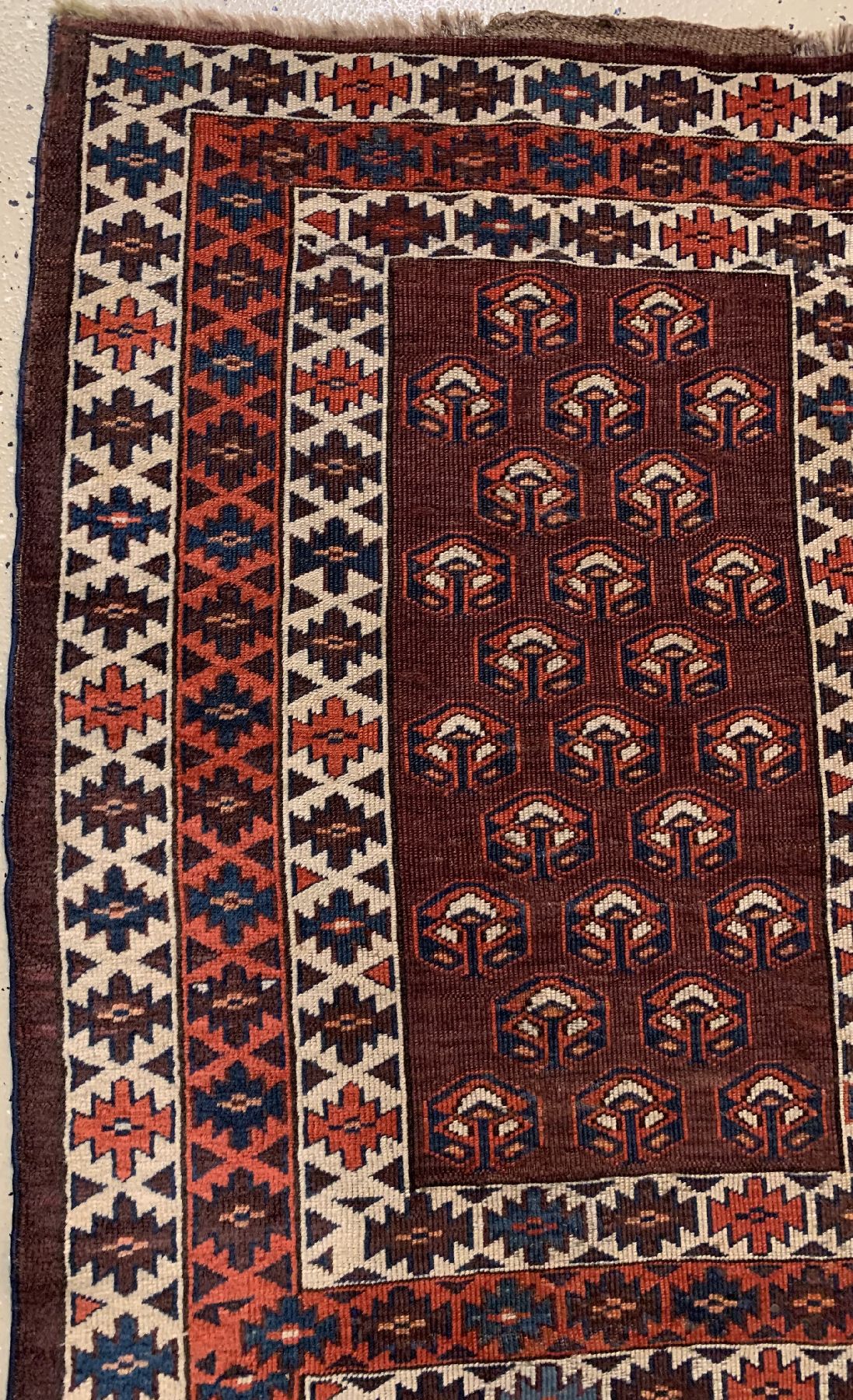 Detail b: Antiker Yomud Engsi, Turkmenistan, 19 Jhd.,Wolle geknüpft auf Wolle, ca. 172 x 123 cm, EHZ: 3