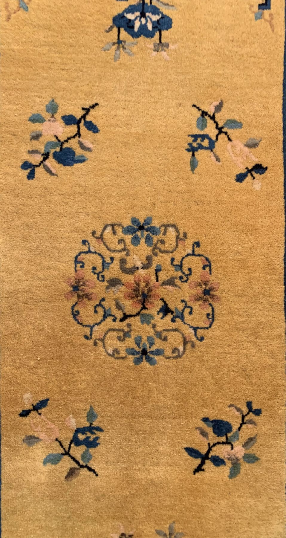 Detail a: Gelbgrundiger Peking, China, um 1920/1930, Wolle geknüpft auf Baumwolle, ca. 177 x 91 cm,EHZ: 2(guter Zustand).