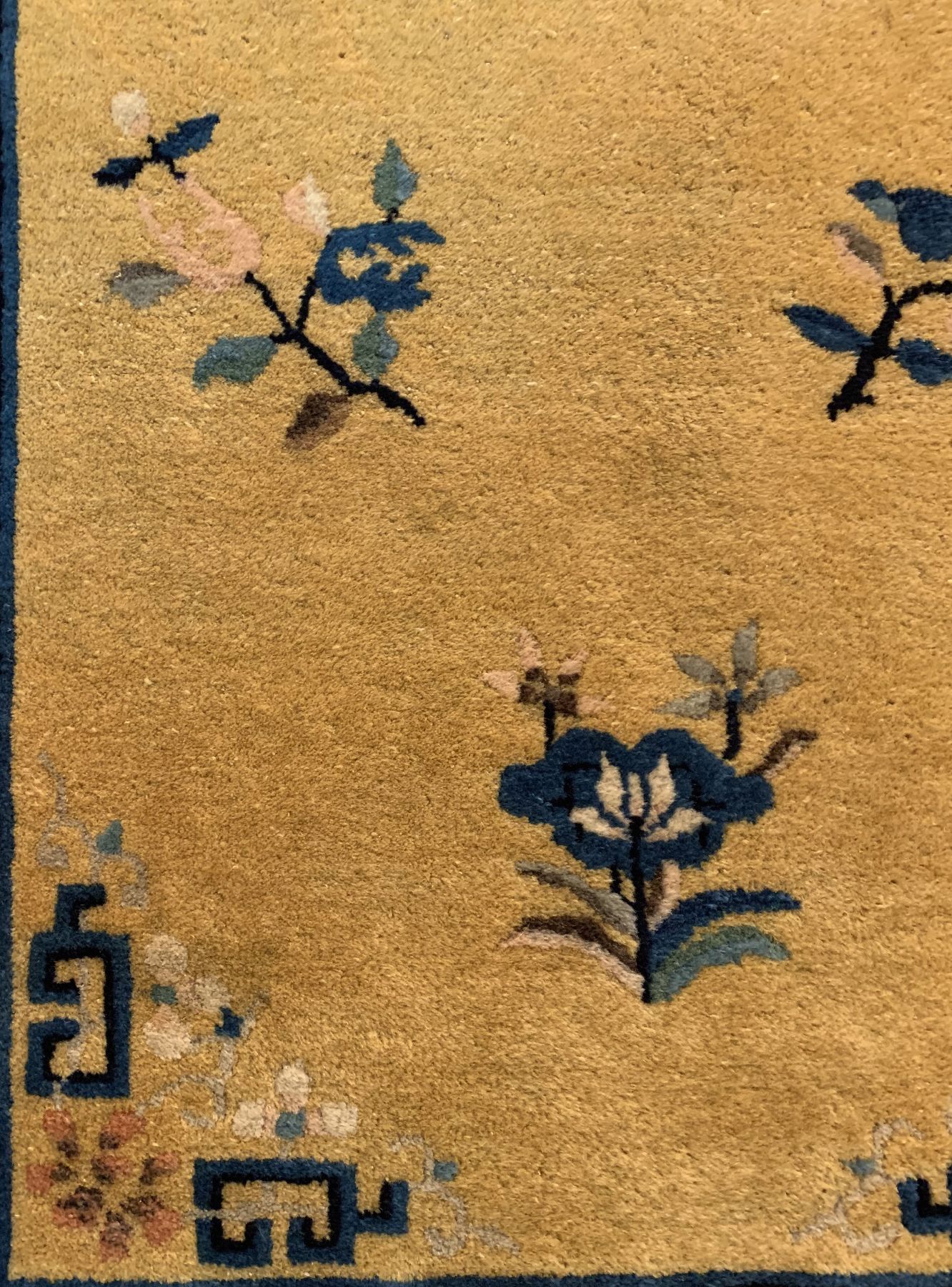 Detail b: Gelbgrundiger Peking, China, um 1920/1930, Wolle geknüpft auf Baumwolle, ca. 177 x 91 cm,EHZ: 2(guter Zustand).