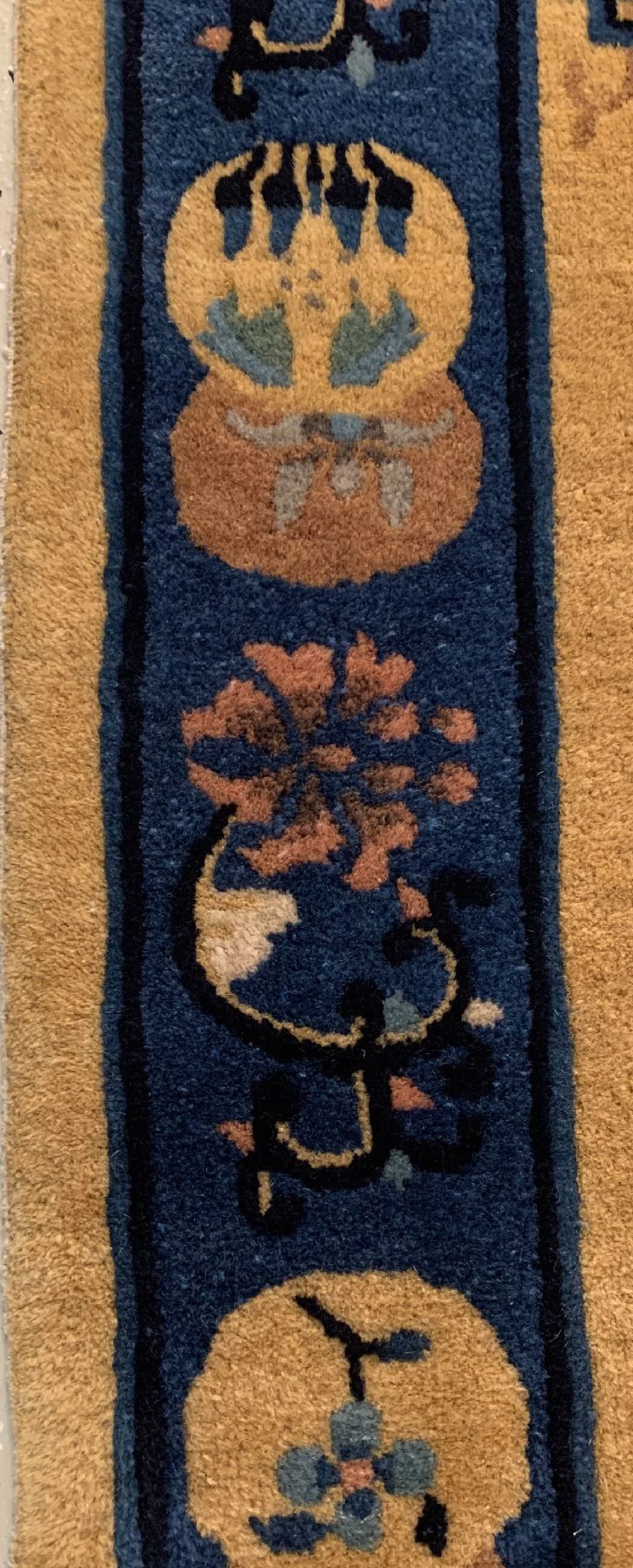 Detail c: Gelbgrundiger Peking, China, um 1920/1930, Wolle geknüpft auf Baumwolle, ca. 177 x 91 cm,EHZ: 2(guter Zustand).