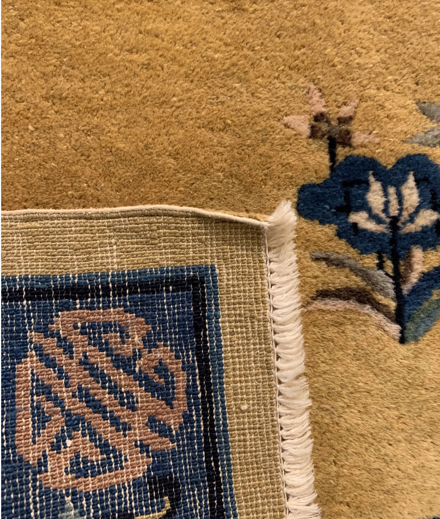 Detail d: Gelbgrundiger Peking, China, um 1920/1930, Wolle geknüpft auf Baumwolle, ca. 177 x 91 cm,EHZ: 2(guter Zustand).